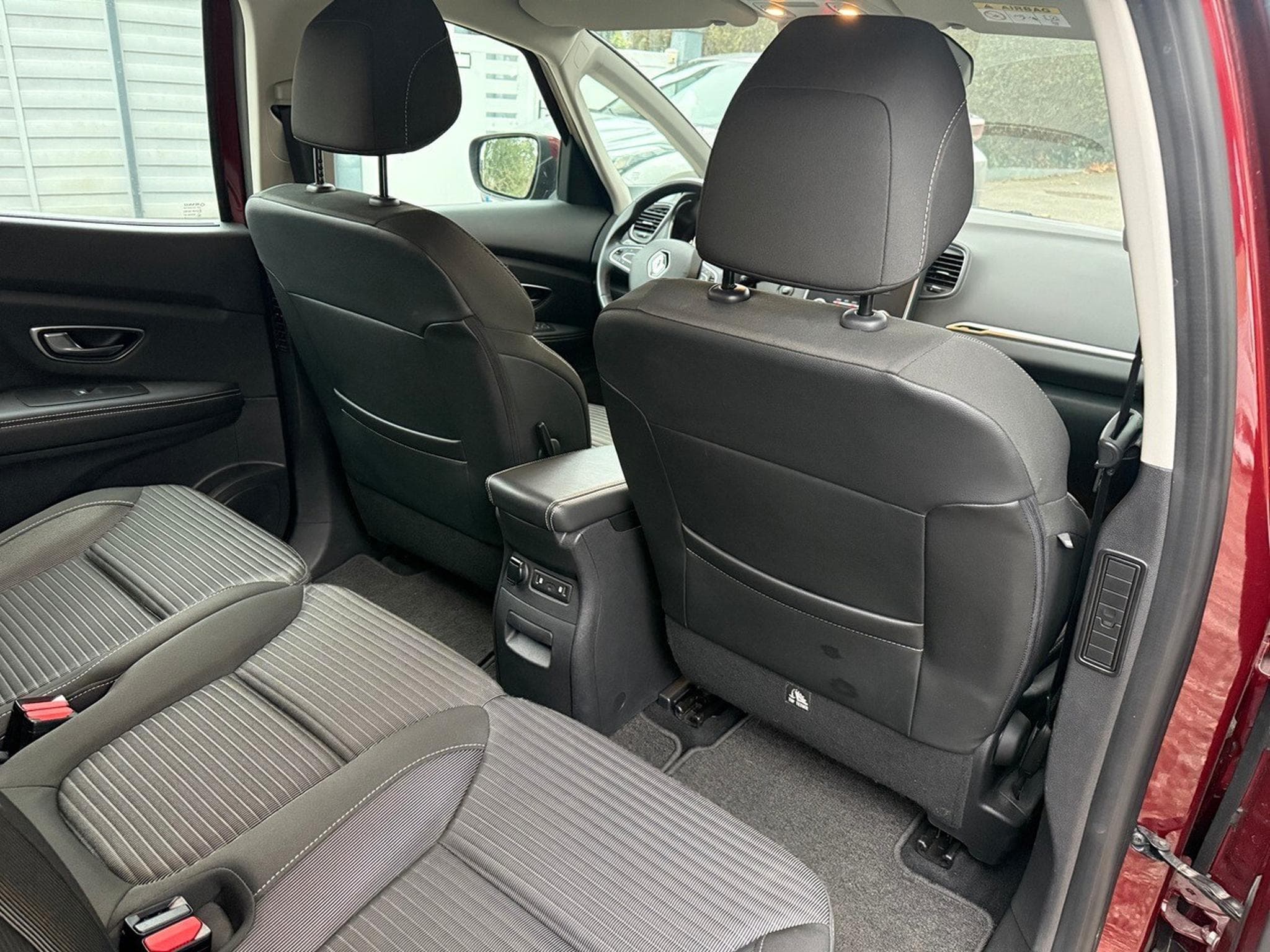 Renault Grand Scenic 1.3 TCE 115 INTENS 5 PL (2020) - Foto 9