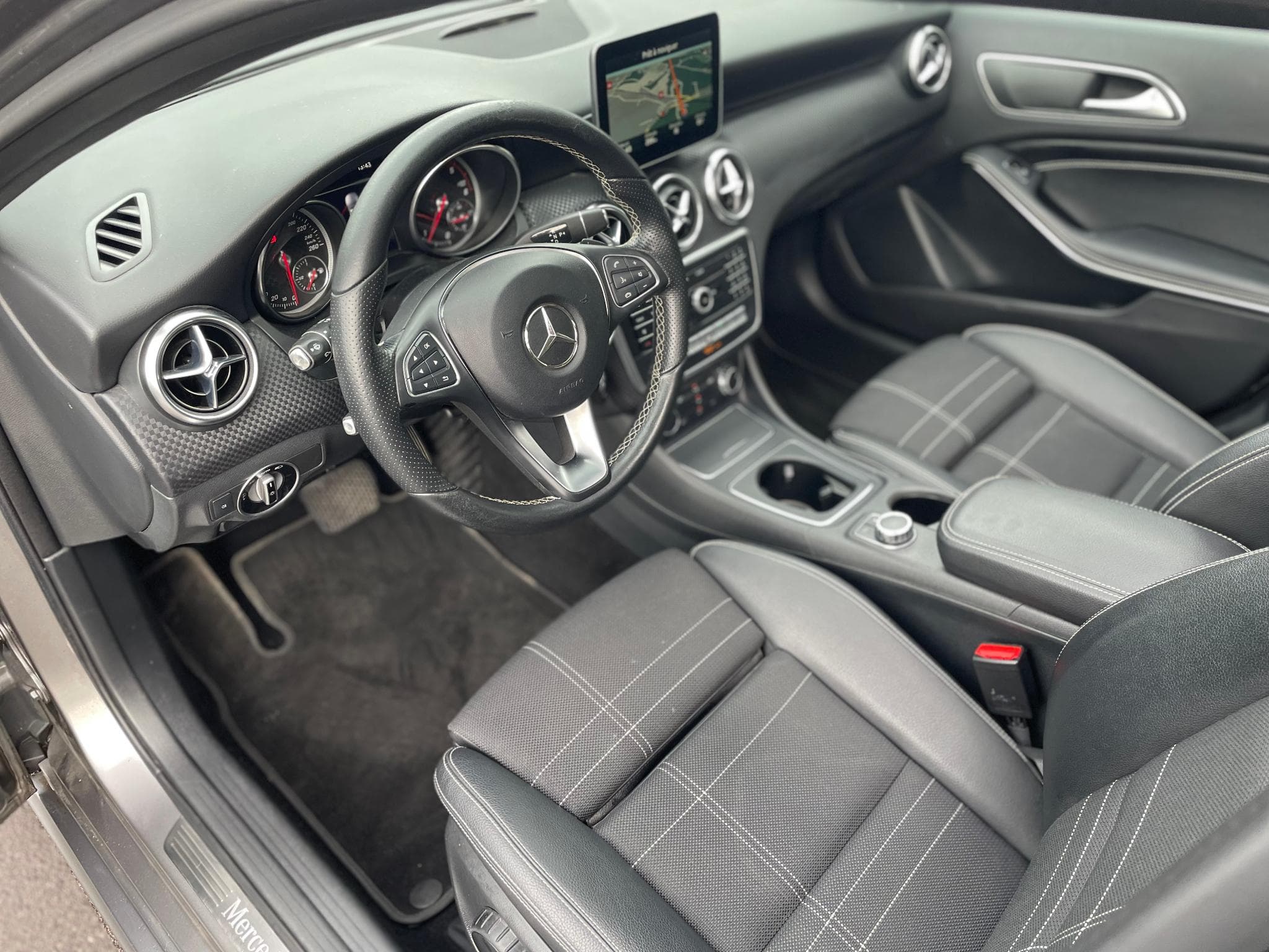 Mercedes A 180 Sport 7G-DCT Toit Ouvrant (2016) - Photo 6