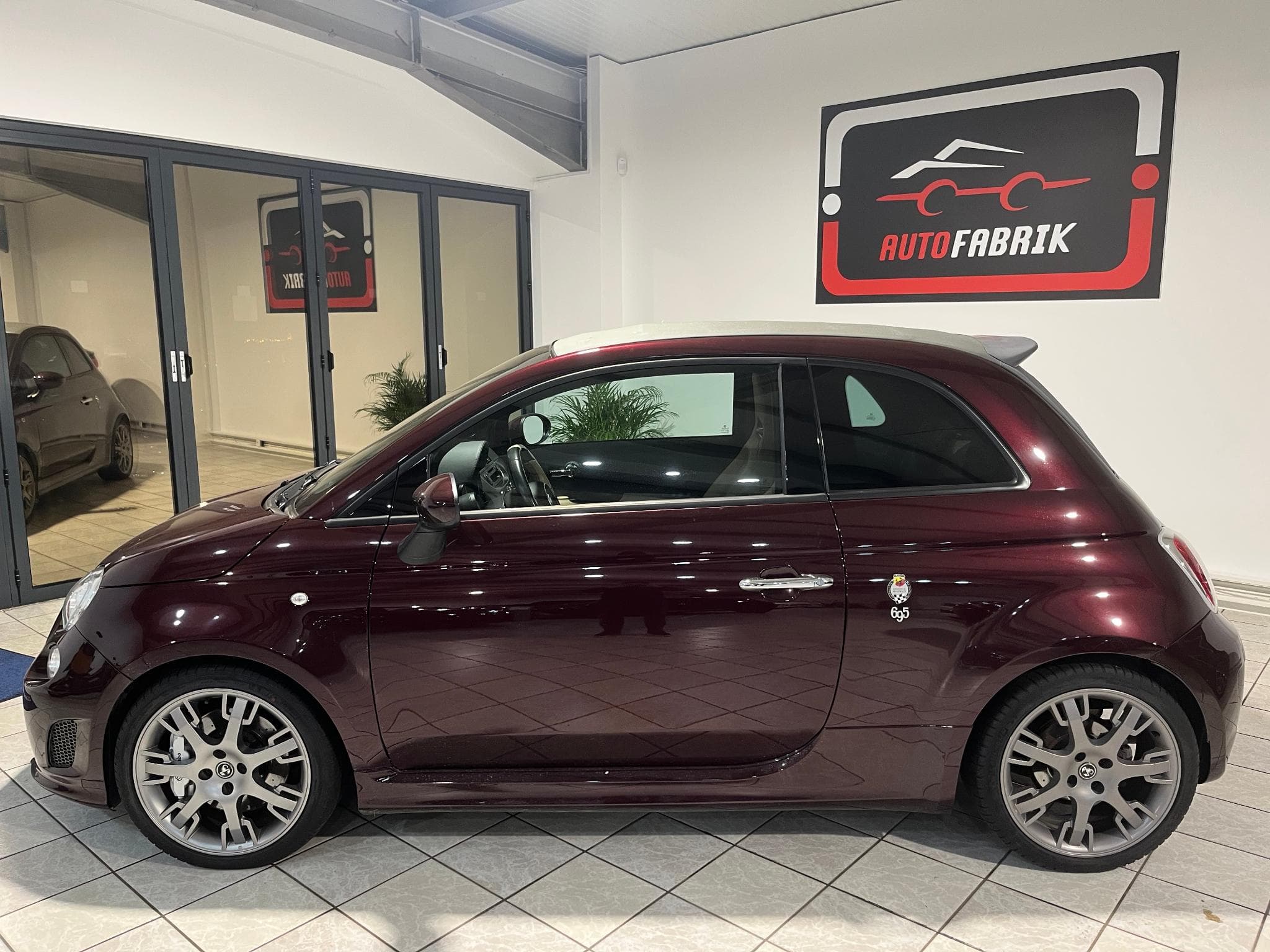 Abarth 695 695C Edizione Maserati numéroté 007/499 (2012) - Photo 2