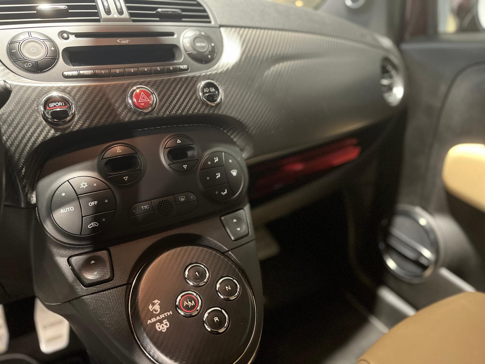 Abarth 695 695C Edizione Maserati numéroté 007/499 (2012) - Photo 17