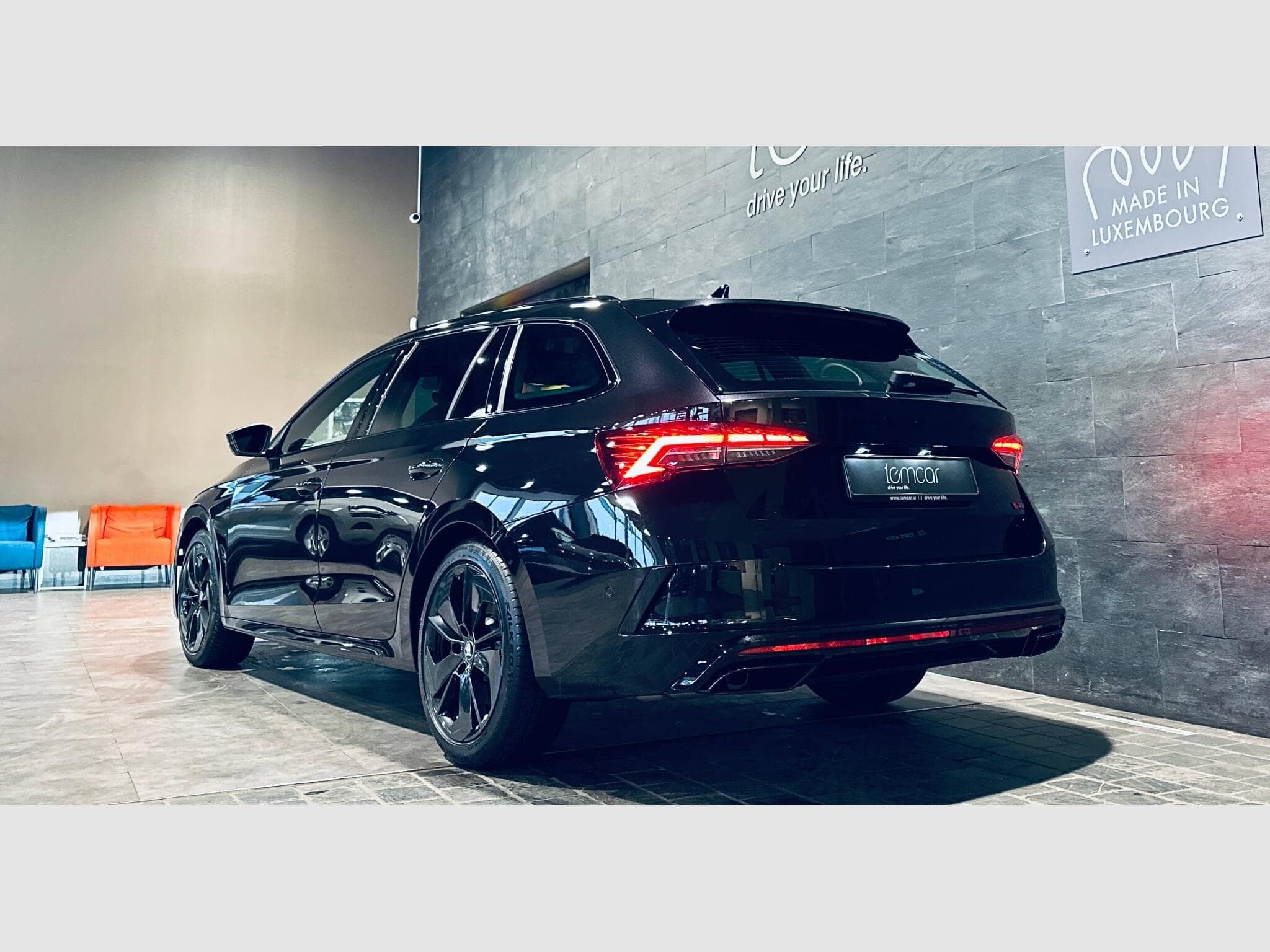 Skoda Octavia OCTAVIA RS BREAK TSI DSG (2025) - Photo 4