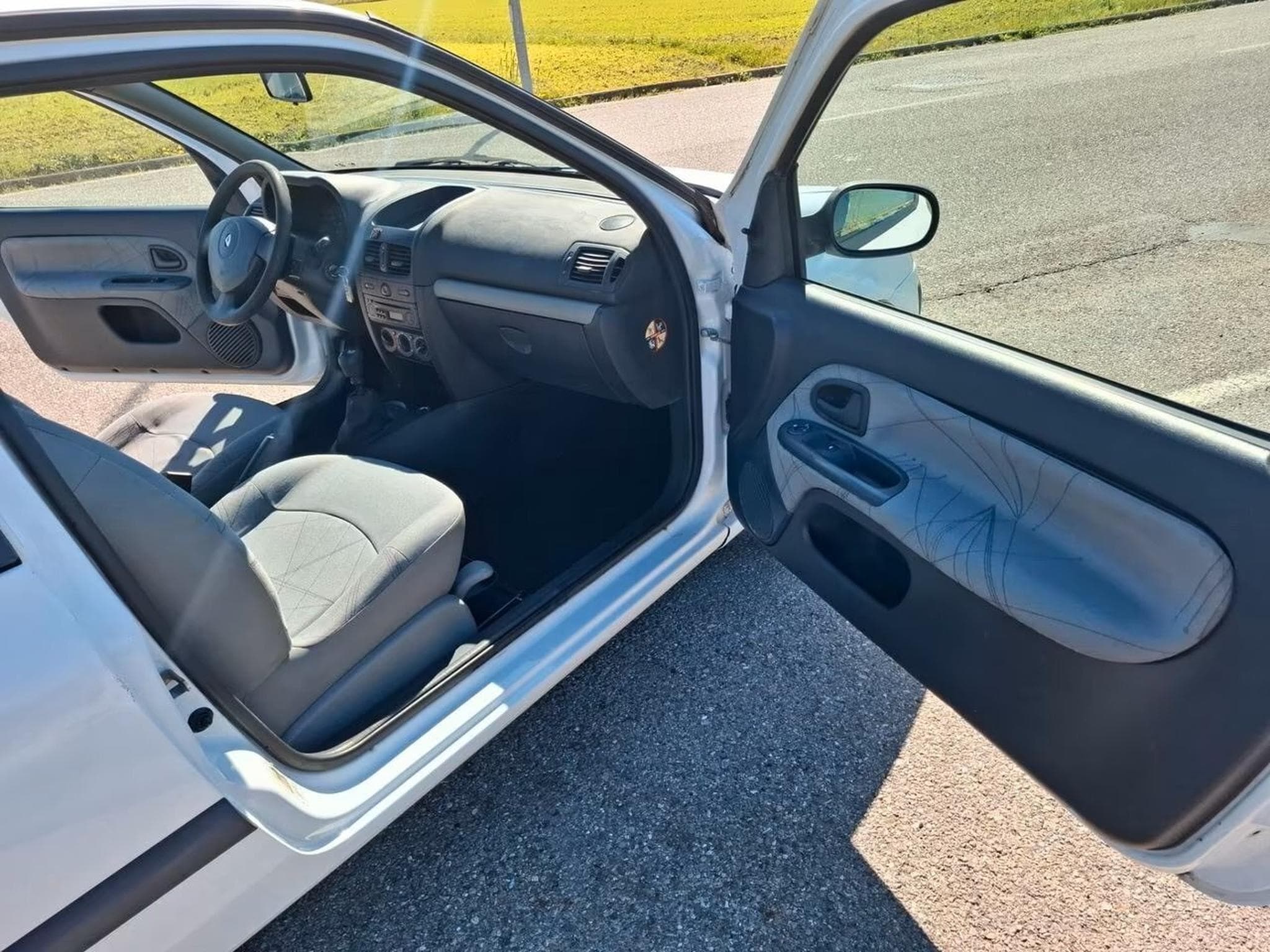 Renault Clio 1.5 dCi 65CV cat 3p. Van (2002) - Foto 3