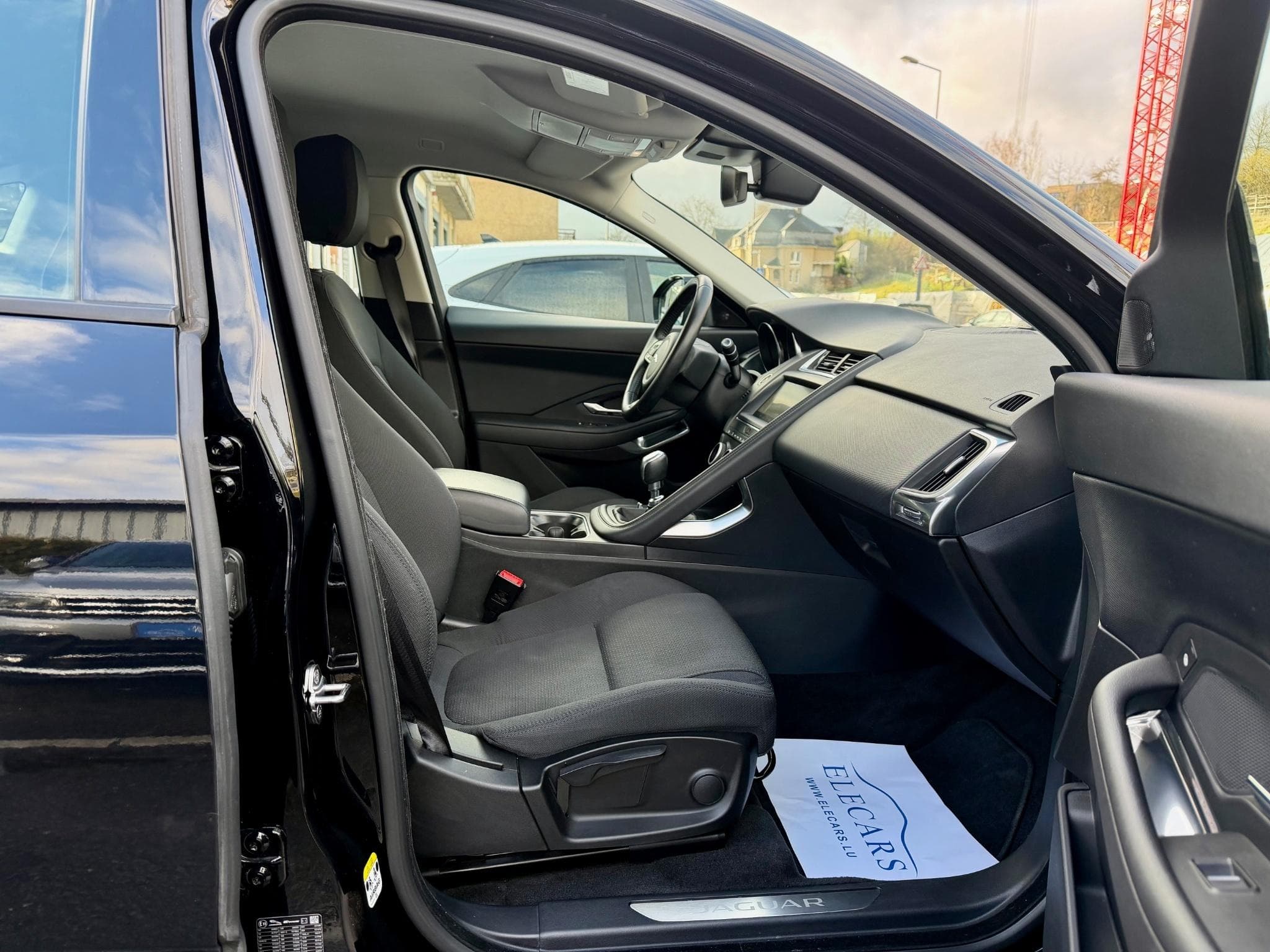 Jaguar E-Pace 2.0D 150 NAVI/CAM/LED (2020) - Photo 9