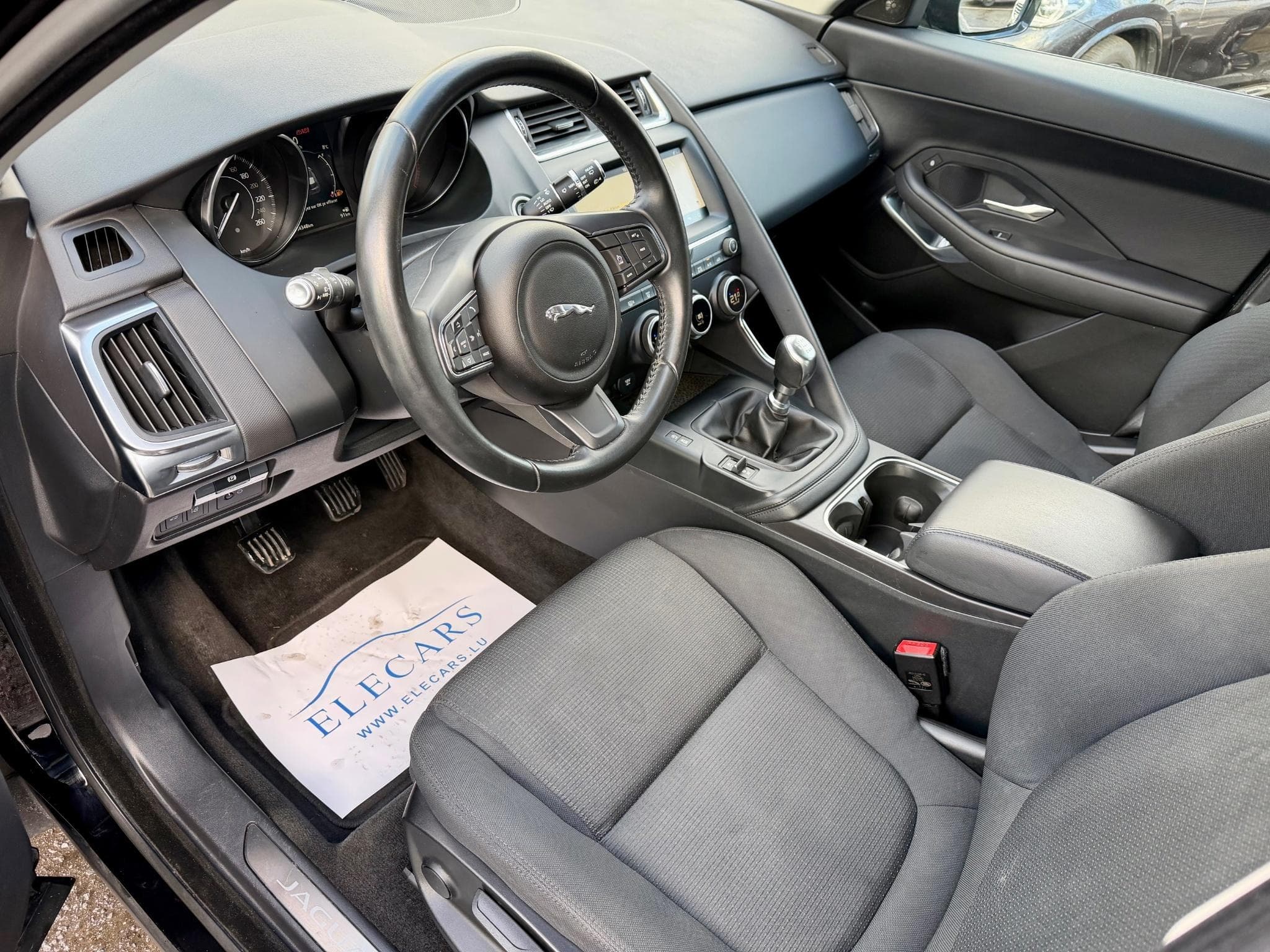 Jaguar E-Pace 2.0D 150 NAVI/CAM/LED (2020) - Photo 7