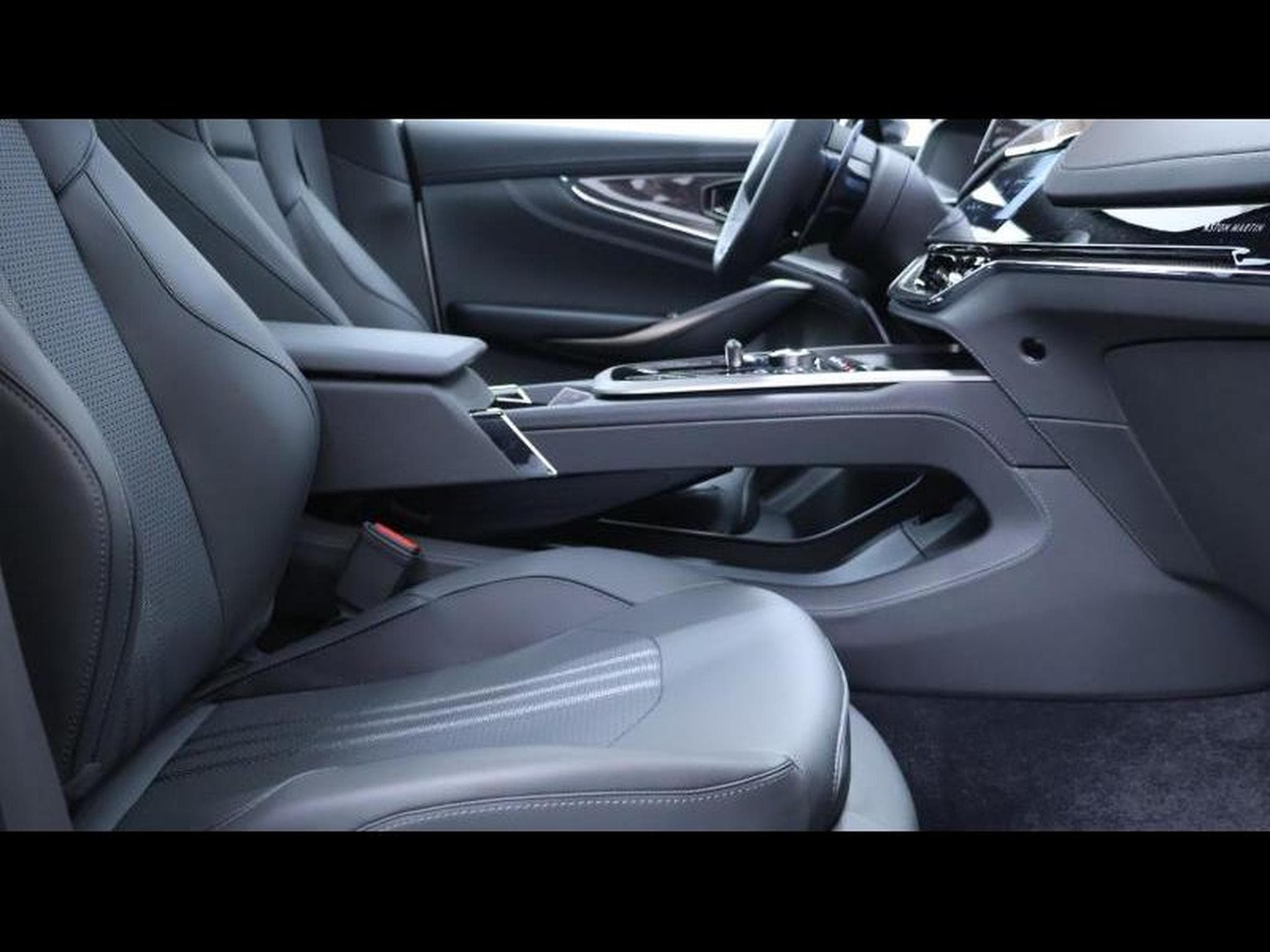Aston-Martin DBX 707 V8 (2025) - Photo 11