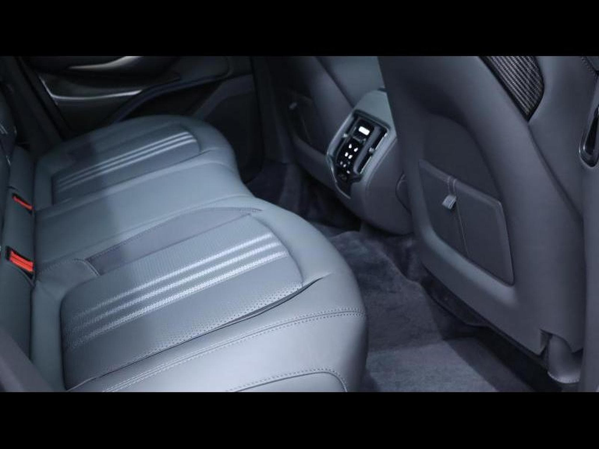 Aston-Martin DBX 707 V8 (2025) - Photo 14