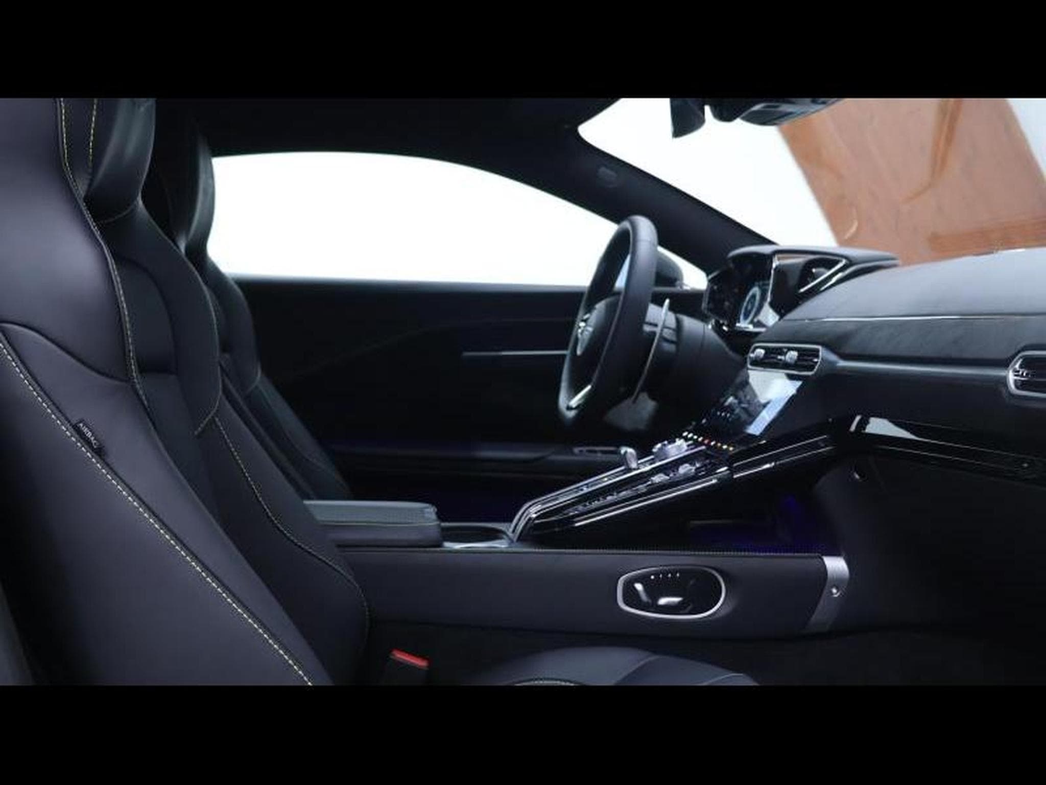 Aston-Martin V8 Vantage NEW VANTAGE V8 (2026) - Photo 10