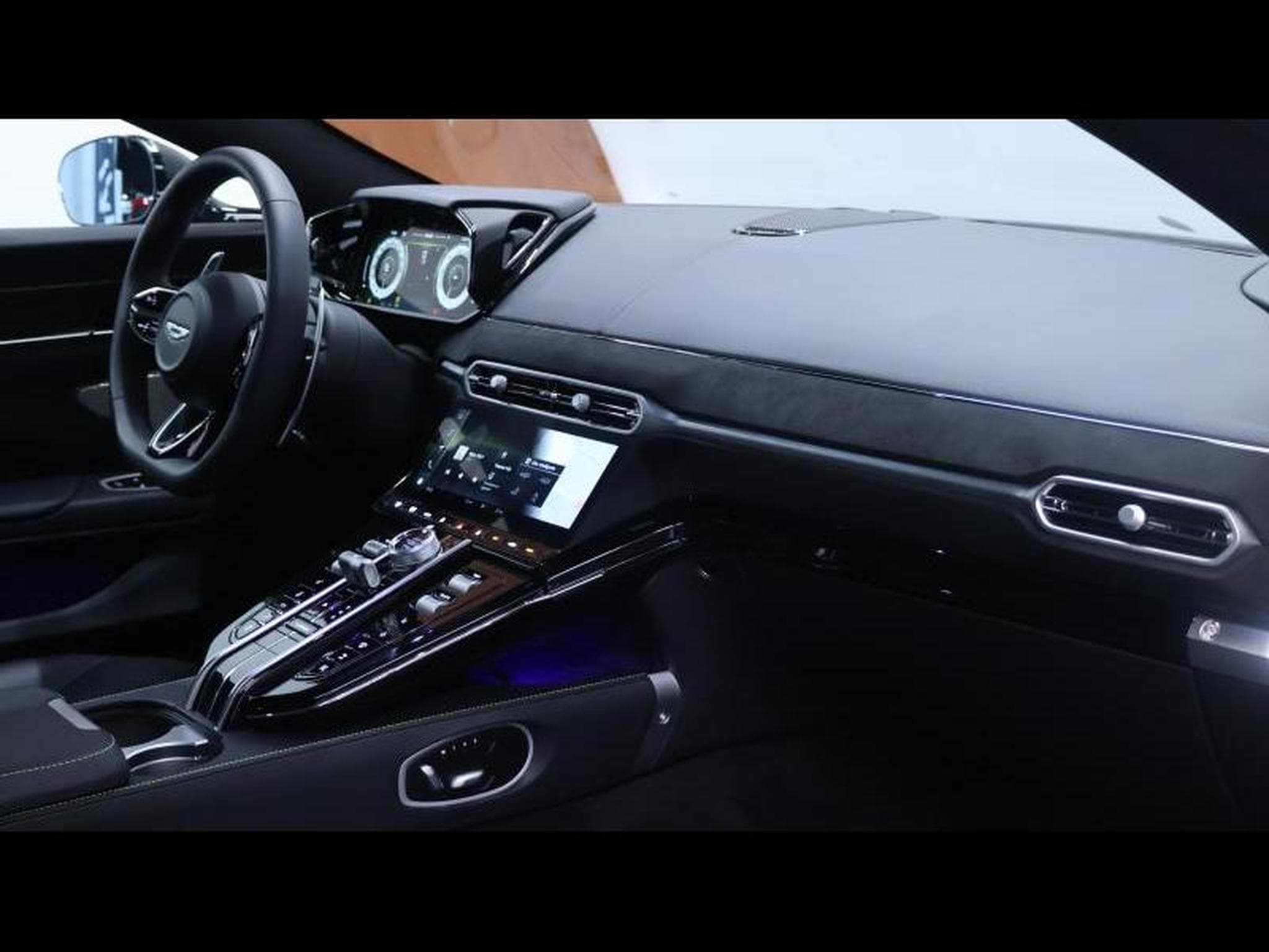 Aston-Martin V8 Vantage NEW VANTAGE V8 (2026) - Photo 12