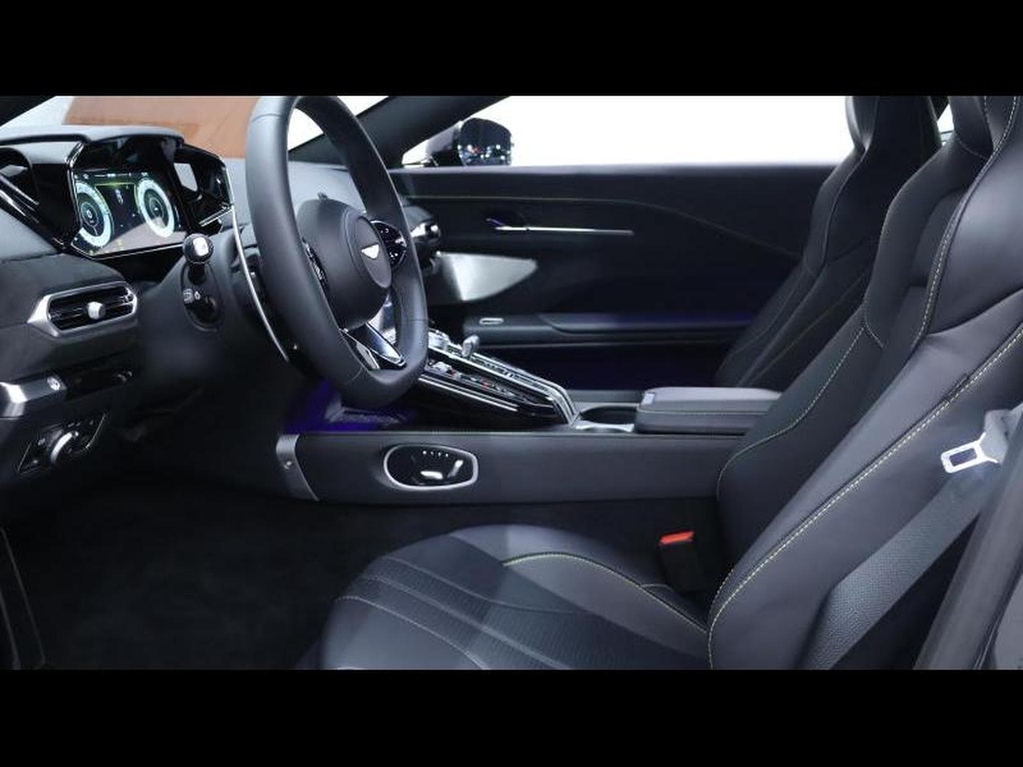 Aston-Martin V8 Vantage NEW VANTAGE V8 (2026) - Photo 14