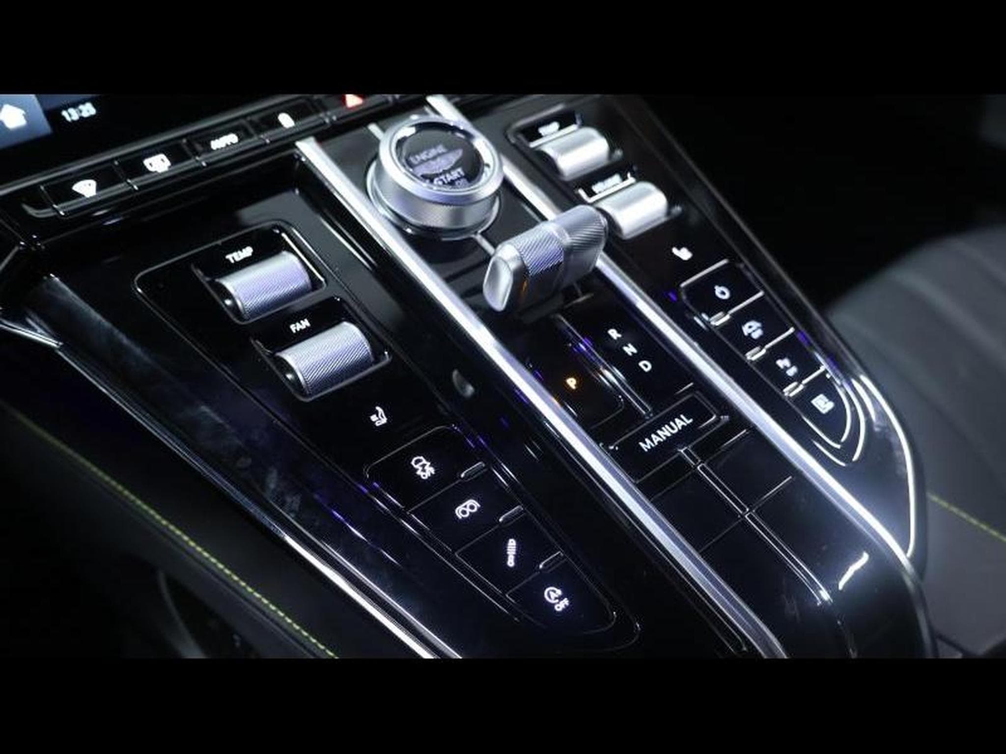 Aston-Martin V8 Vantage NEW VANTAGE V8 (2026) - Photo 17