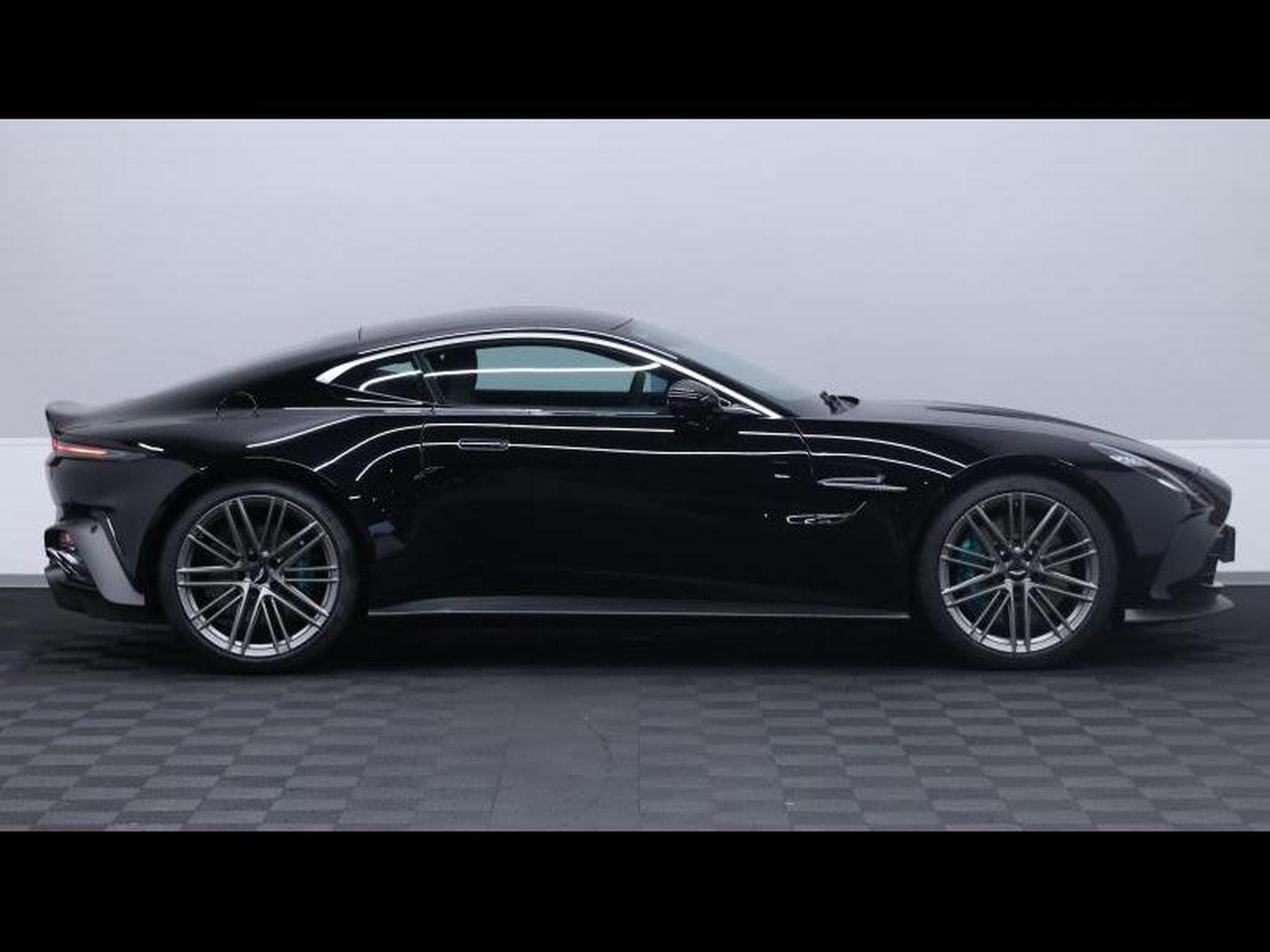 Aston-Martin V8 Vantage NEW VANTAGE V8 (2026) - Photo 3