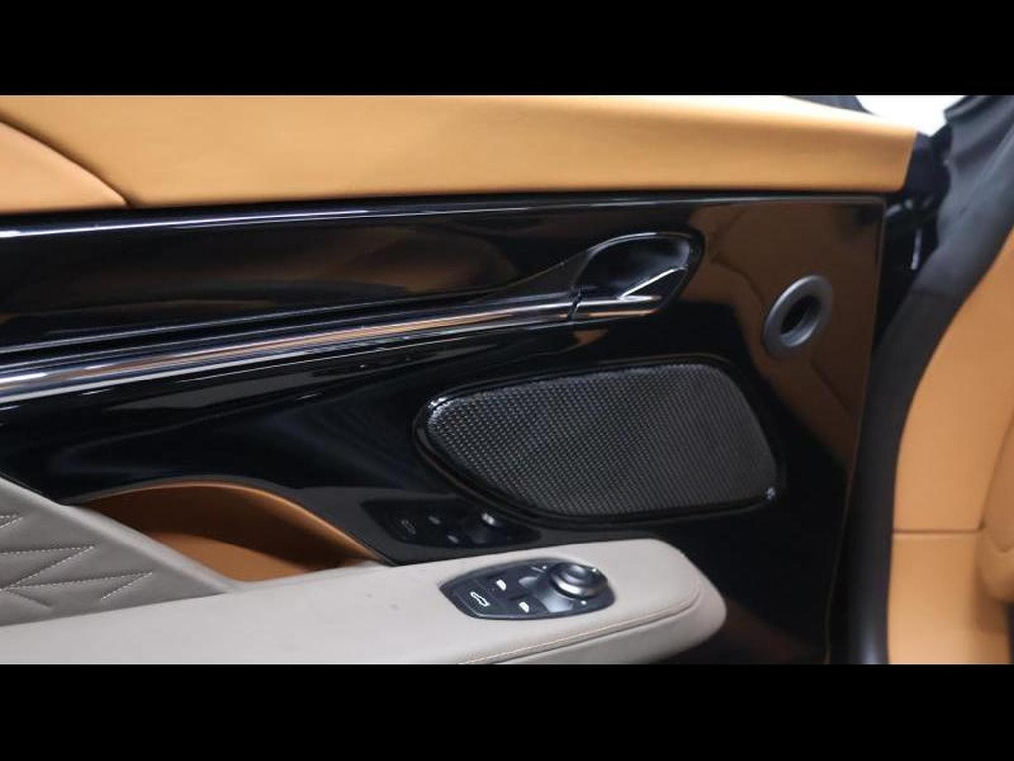 Aston-Martin DB12 Coupé (2025) - Photo 23