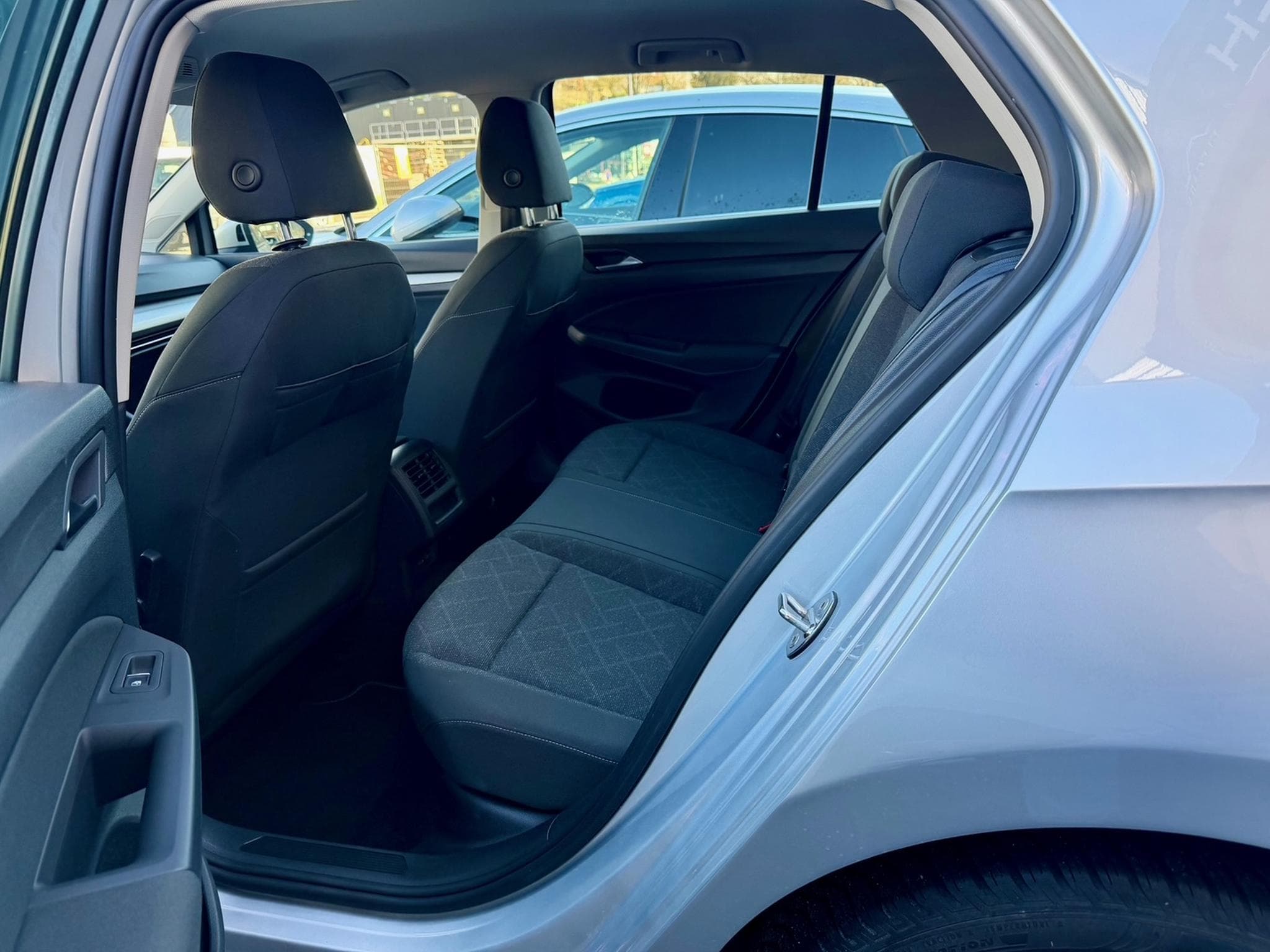 VW Golf VIII 1.0 TSI 110 DSG7 Life NAVI/CAM/ACC (2022) - Photo 11