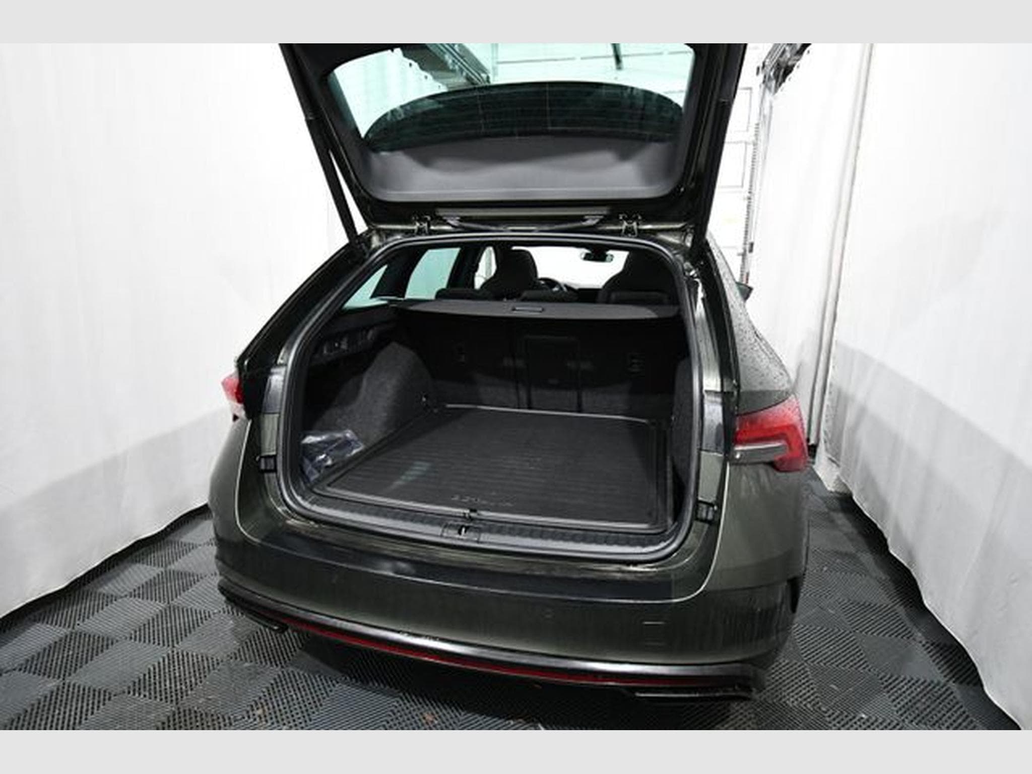 Skoda Octavia Octavia Combi 2.0 TSI DSG RS - Std.H., AHK, Kame (2025) - Photo 4