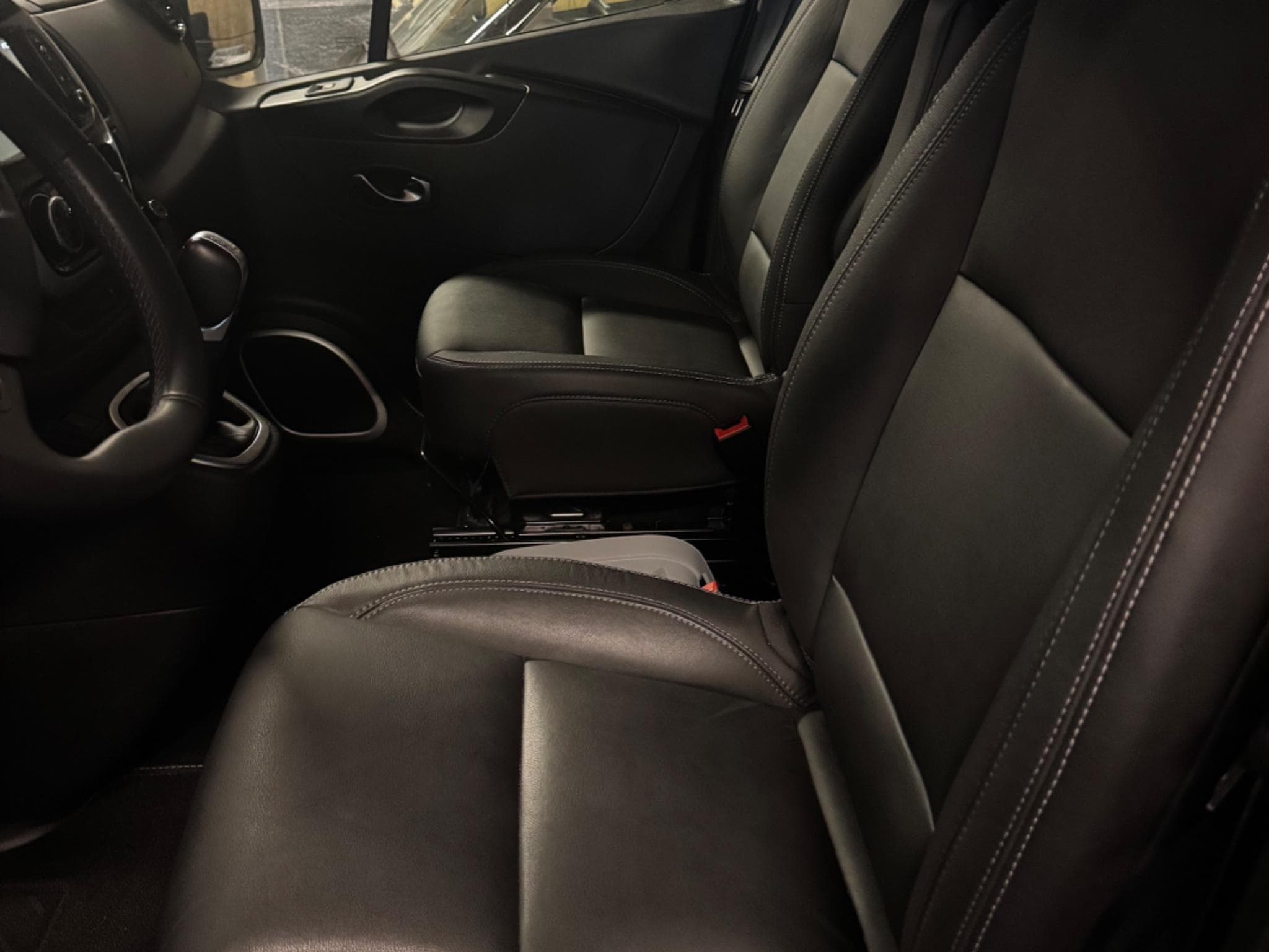 Renault Trafic Grand. Spaceclass DCI 170 BVA 7PL (2020) - Foto 4