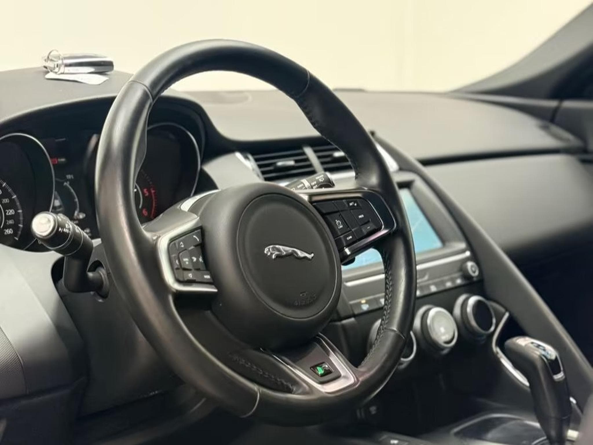 Jaguar E-Pace E-Pace 250 AWD R-Dynamic SE (2019) - Photo 2