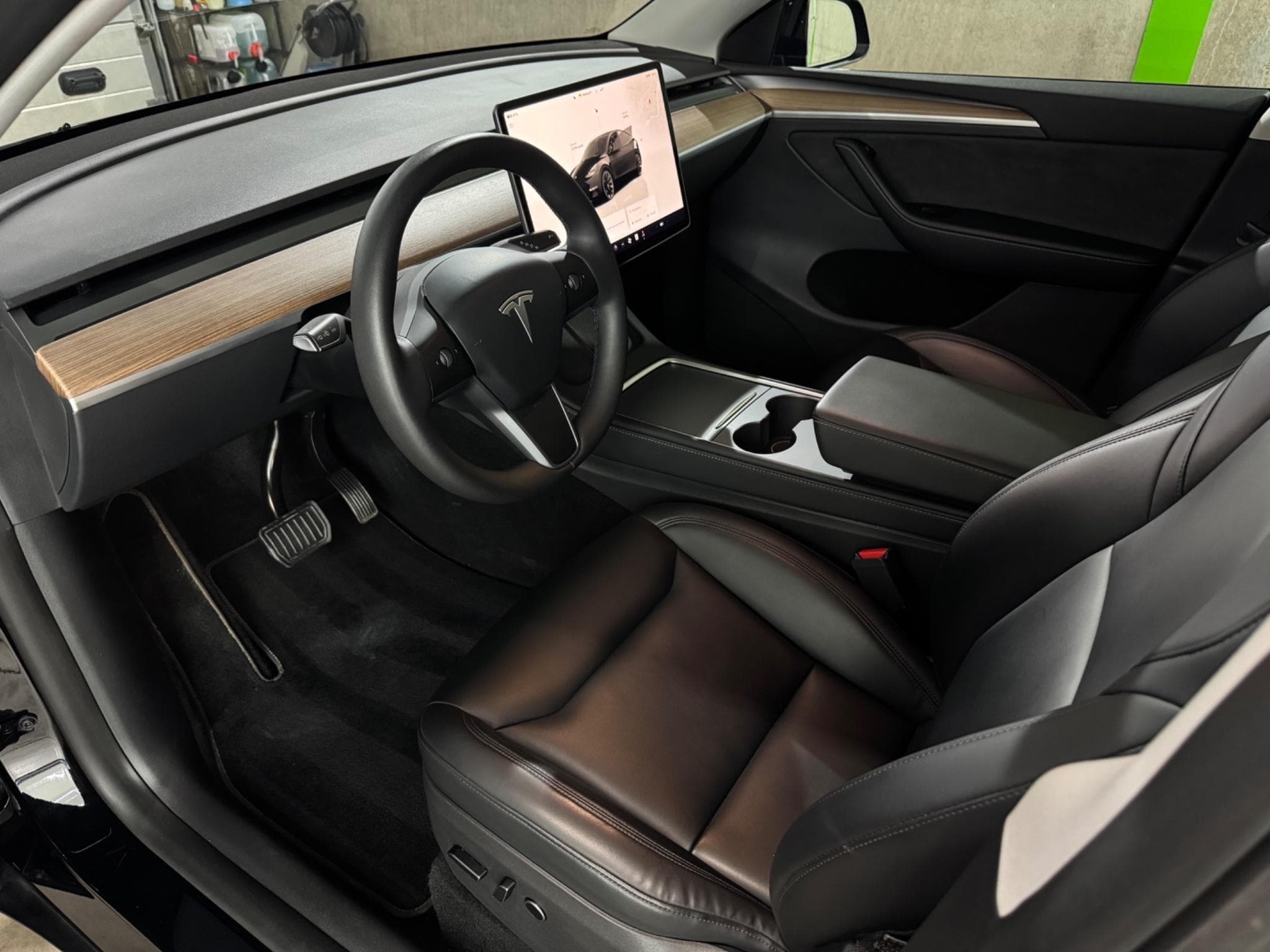 Tesla Model Y Long Range AWD (2024) - Photo 3