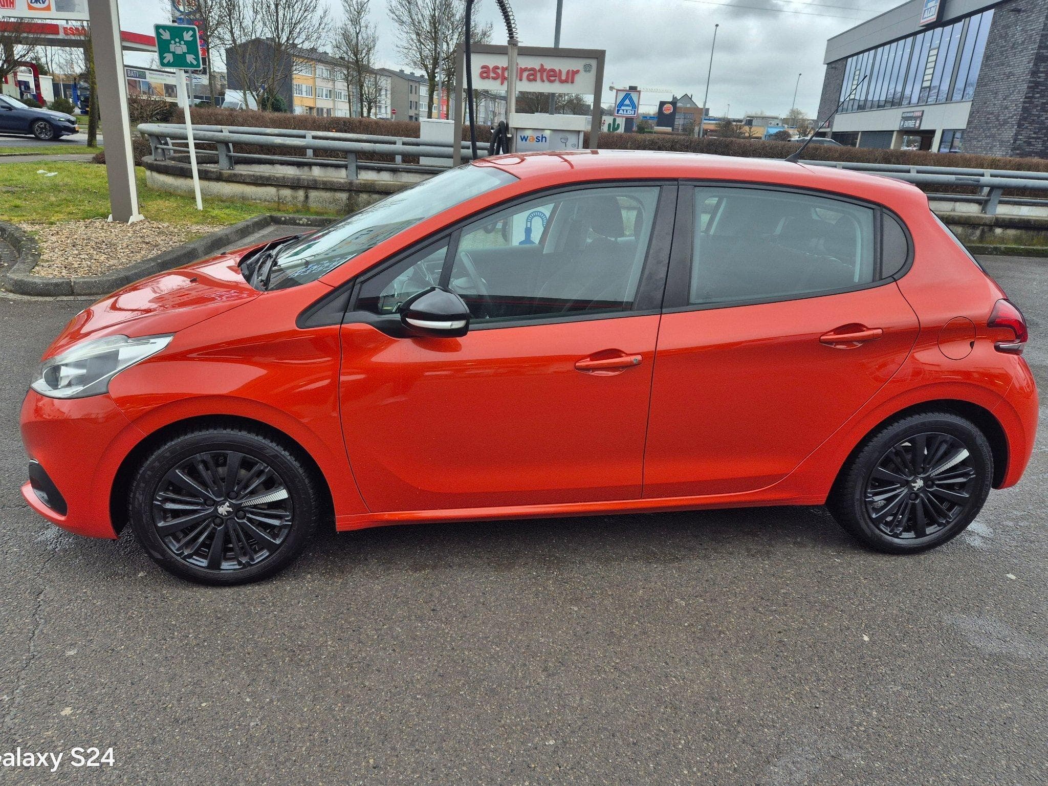 Peugeot 208 1.2 Orange Power  Restylée Sport (2015) - Foto 2