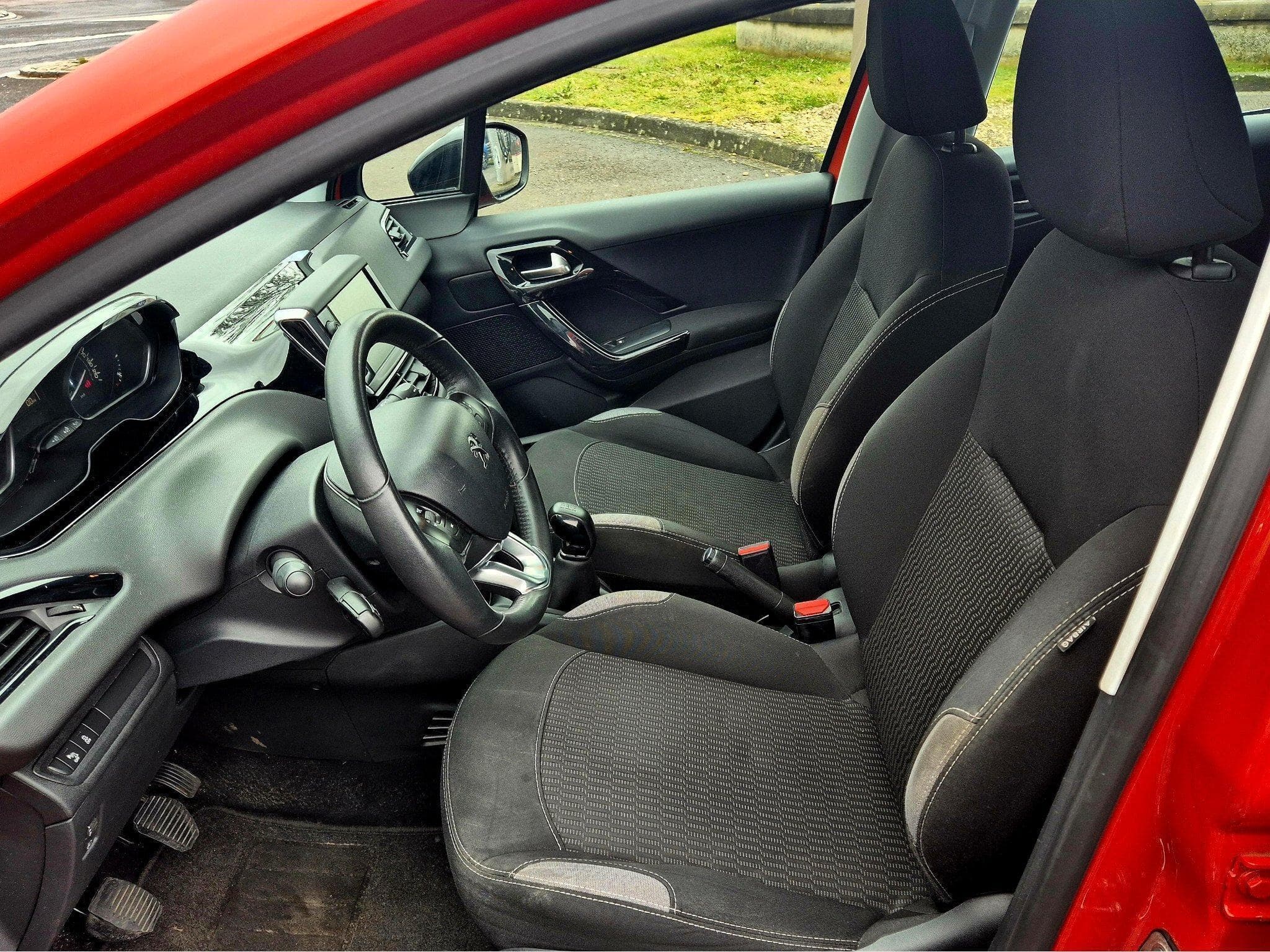 Peugeot 208 1.2 Orange Power  Restylée Sport (2015) - Foto 9