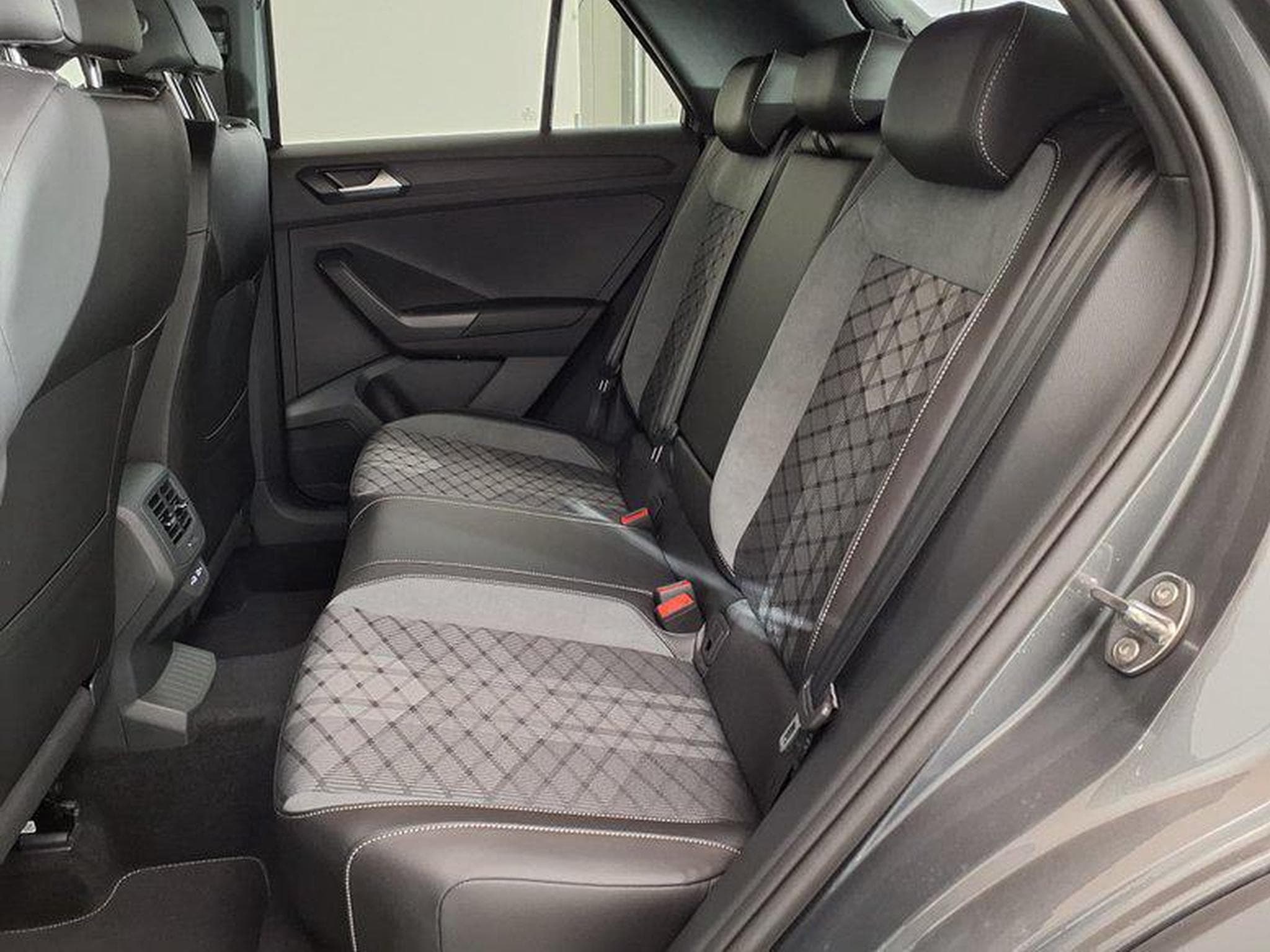 VW T-Roc R-Line 1.5 TSI 7-Gang-DSG (2026) - Foto 10