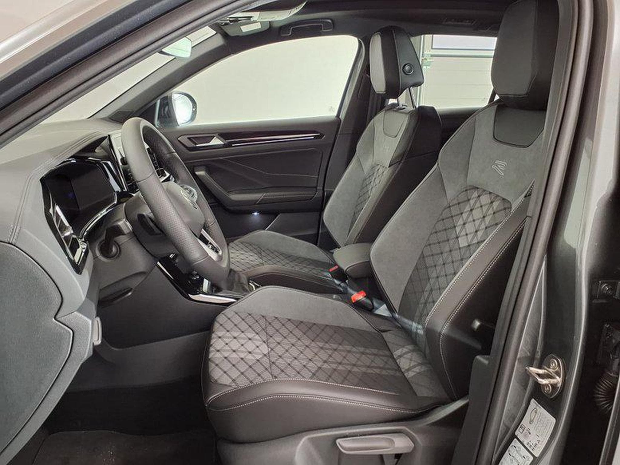 VW T-Roc R-Line 1.5 TSI 7-Gang-DSG (2026) - Foto 9