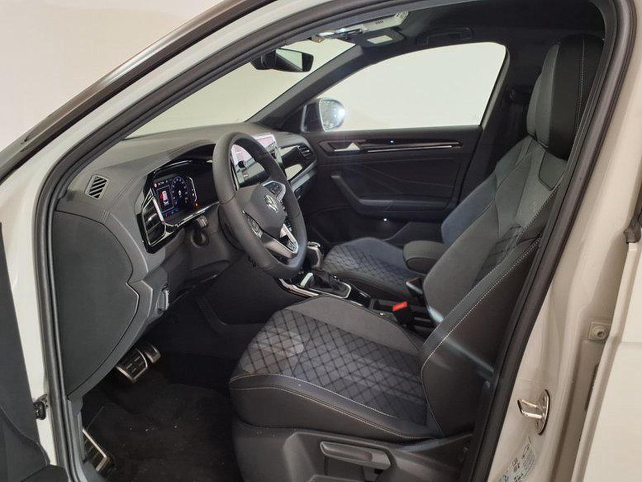 VW T-Roc R-Line 1.5 TSI 7-Gang-DSG (2025) - Foto 9