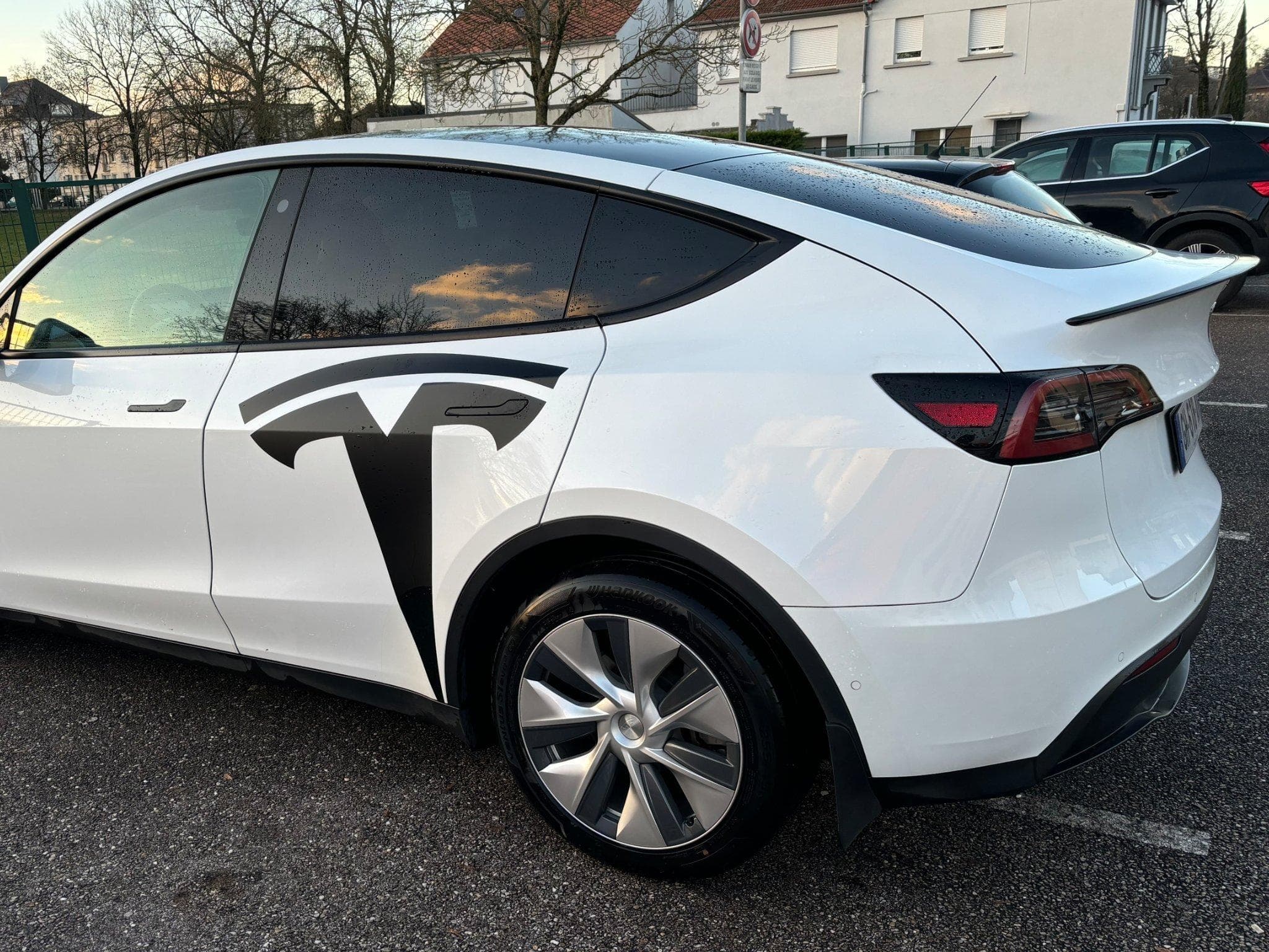 Tesla Model Y Long Range AWD + attelage remorque (2022) - Photo 1