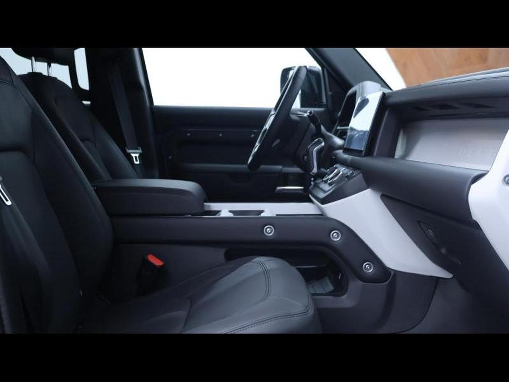 Land-Rover Defender 110 D200 X-Dynamic SE AWD Auto (2026) - Photo 10