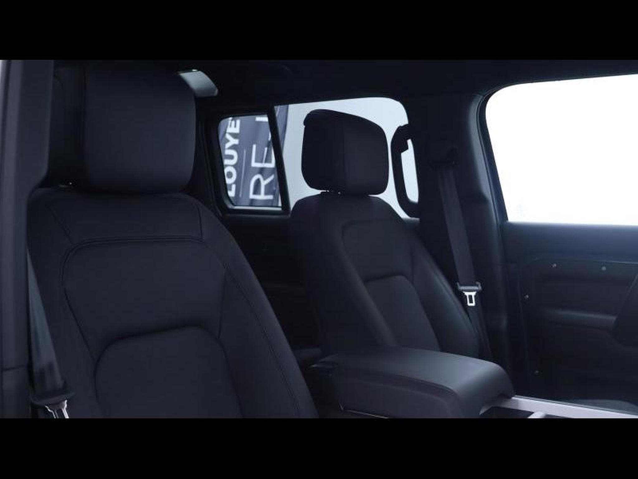 Land-Rover Defender 110 D200 X-Dynamic SE AWD Auto (2026) - Photo 11