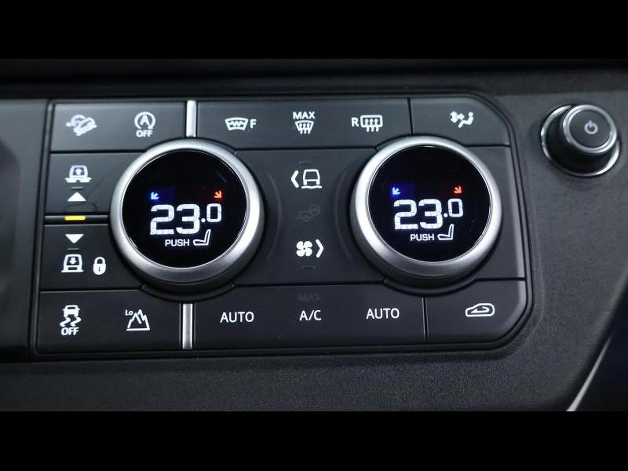 Land-Rover Defender 110 D200 X-Dynamic SE AWD Auto (2026) - Photo 18