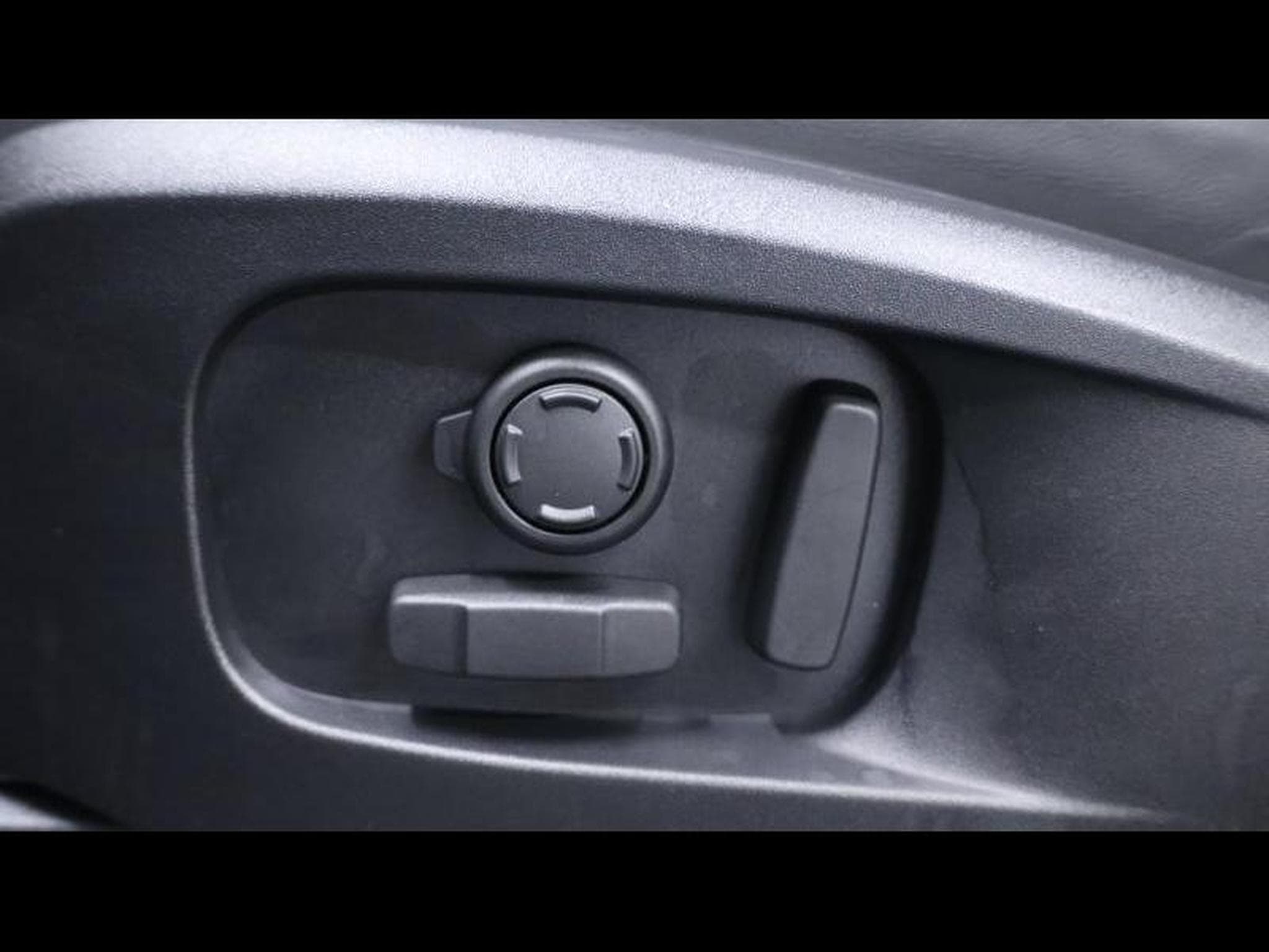 Land-Rover Defender 110 D200 X-Dynamic SE AWD Auto (2026) - Photo 24