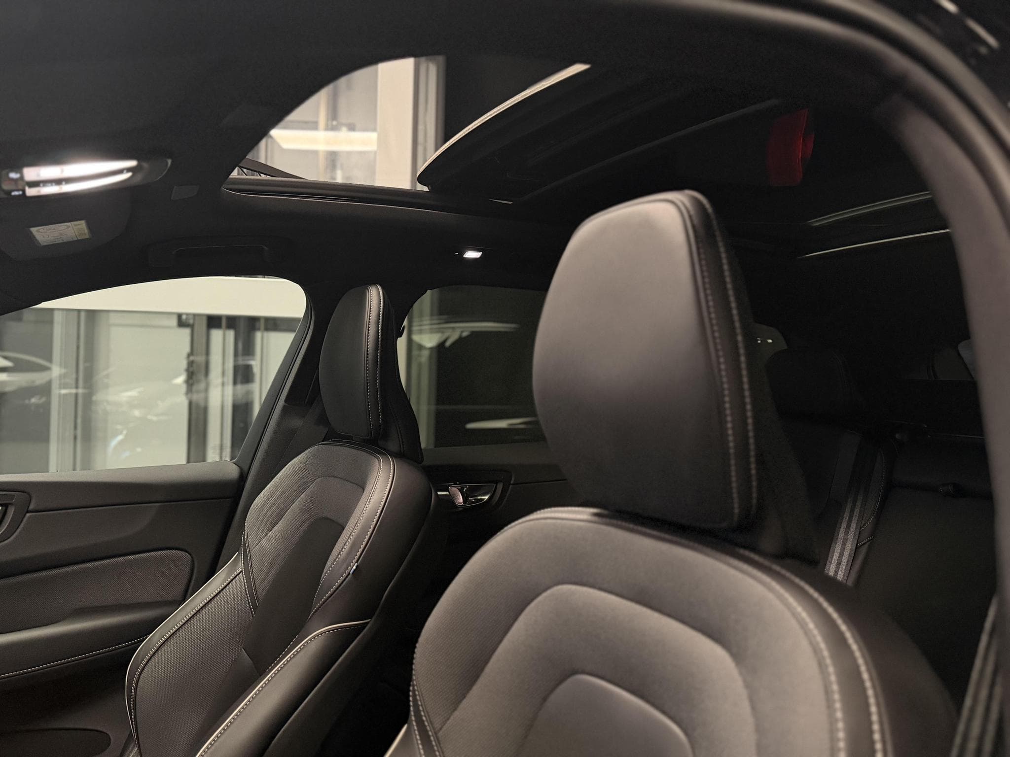 Volvo XC60 B5 AWD BLACK EDITION (2024) - Foto 15