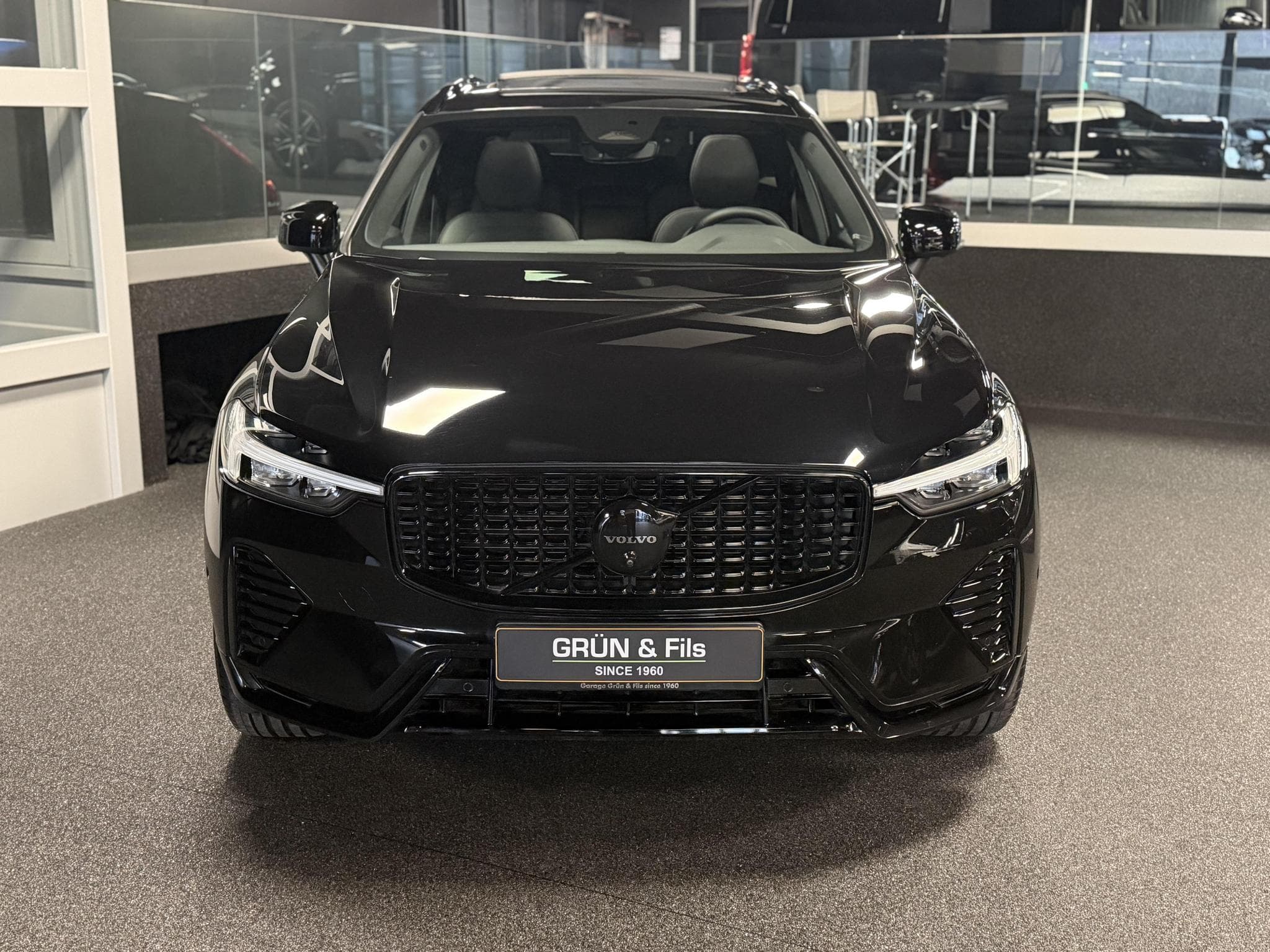 Volvo XC60 B5 AWD BLACK EDITION (2024) - Foto 2