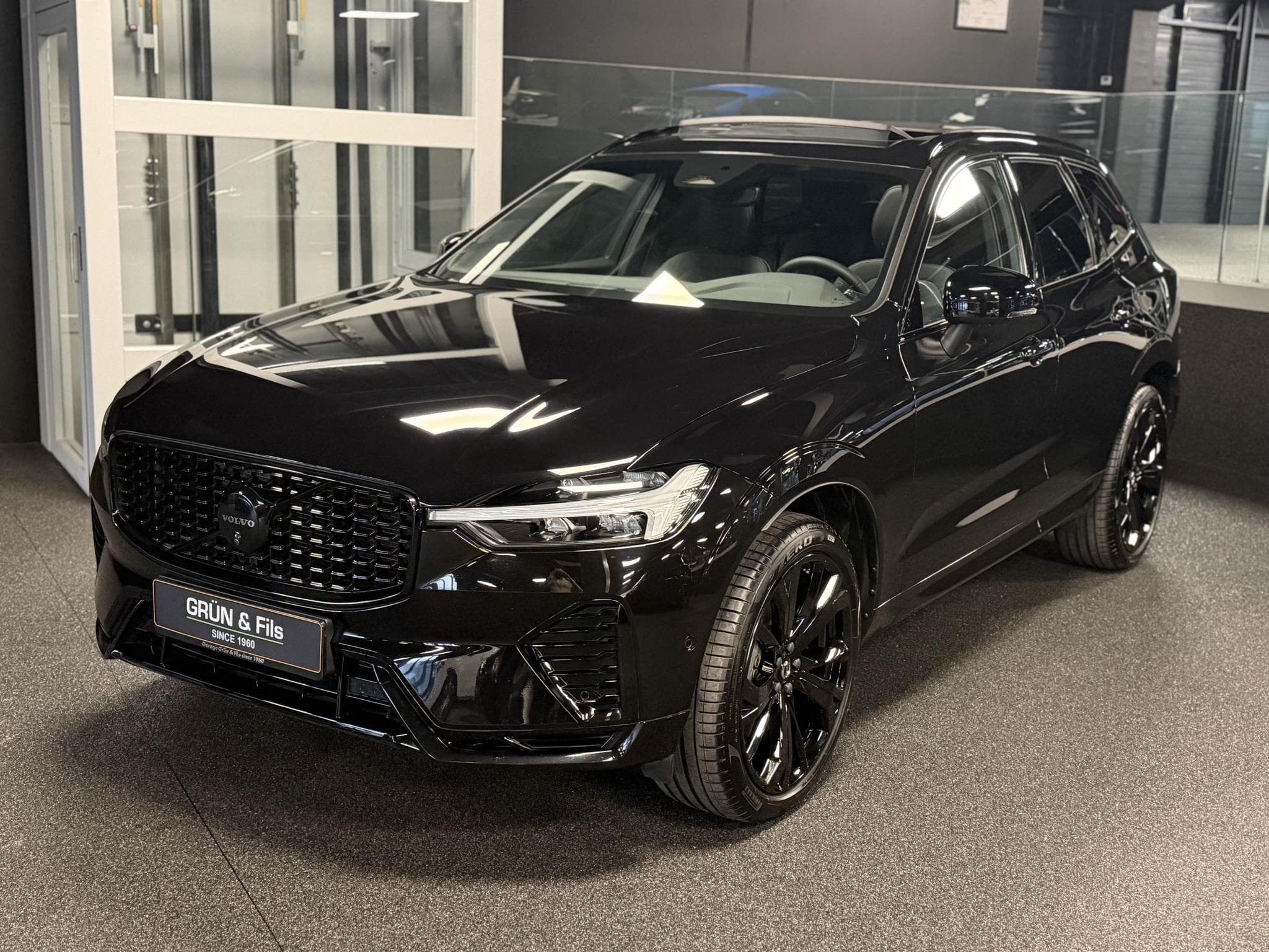 Volvo XC60 B5 AWD BLACK EDITION (2024) - Foto 3