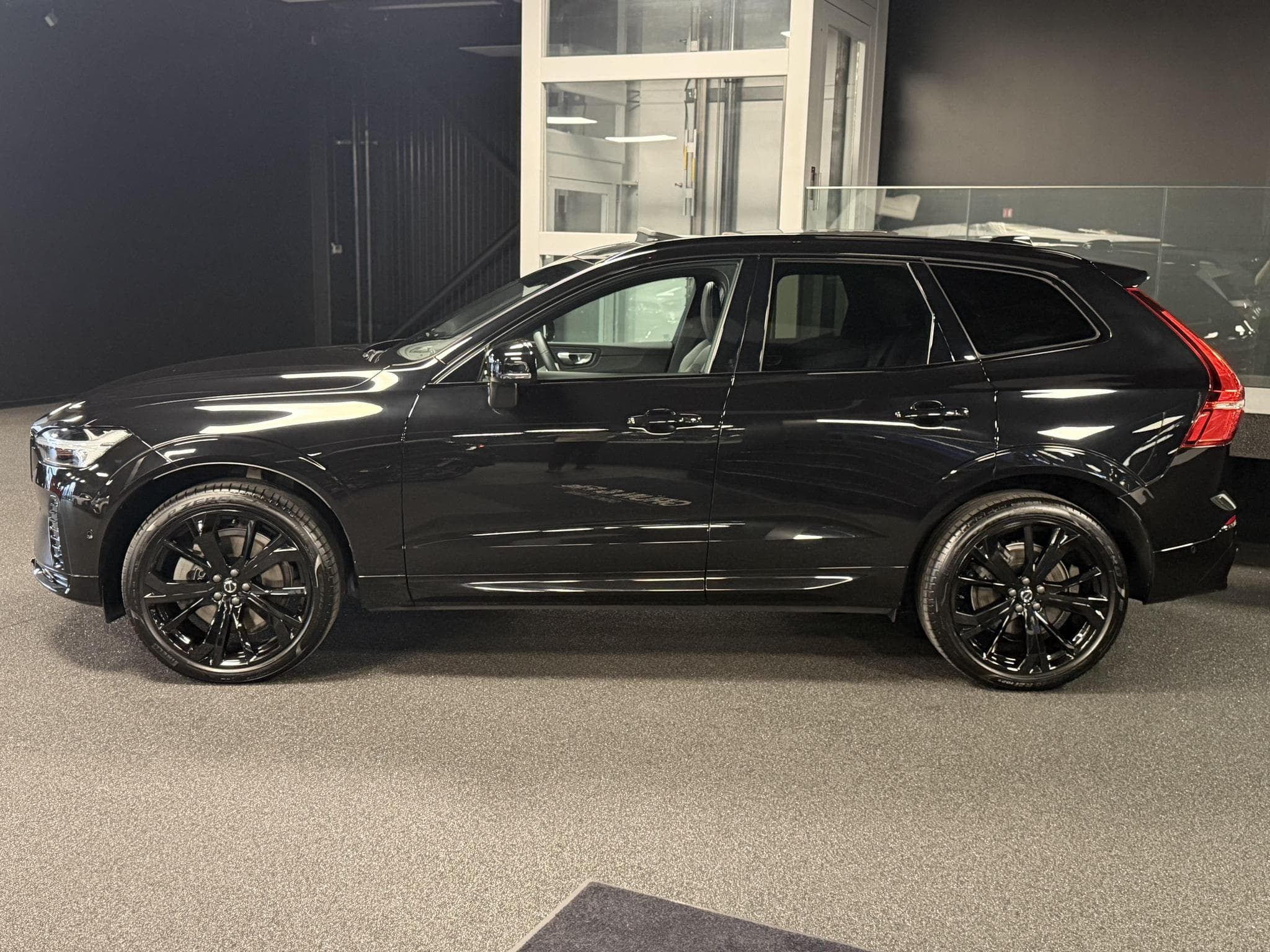 Volvo XC60 B5 AWD BLACK EDITION (2024) - Foto 4