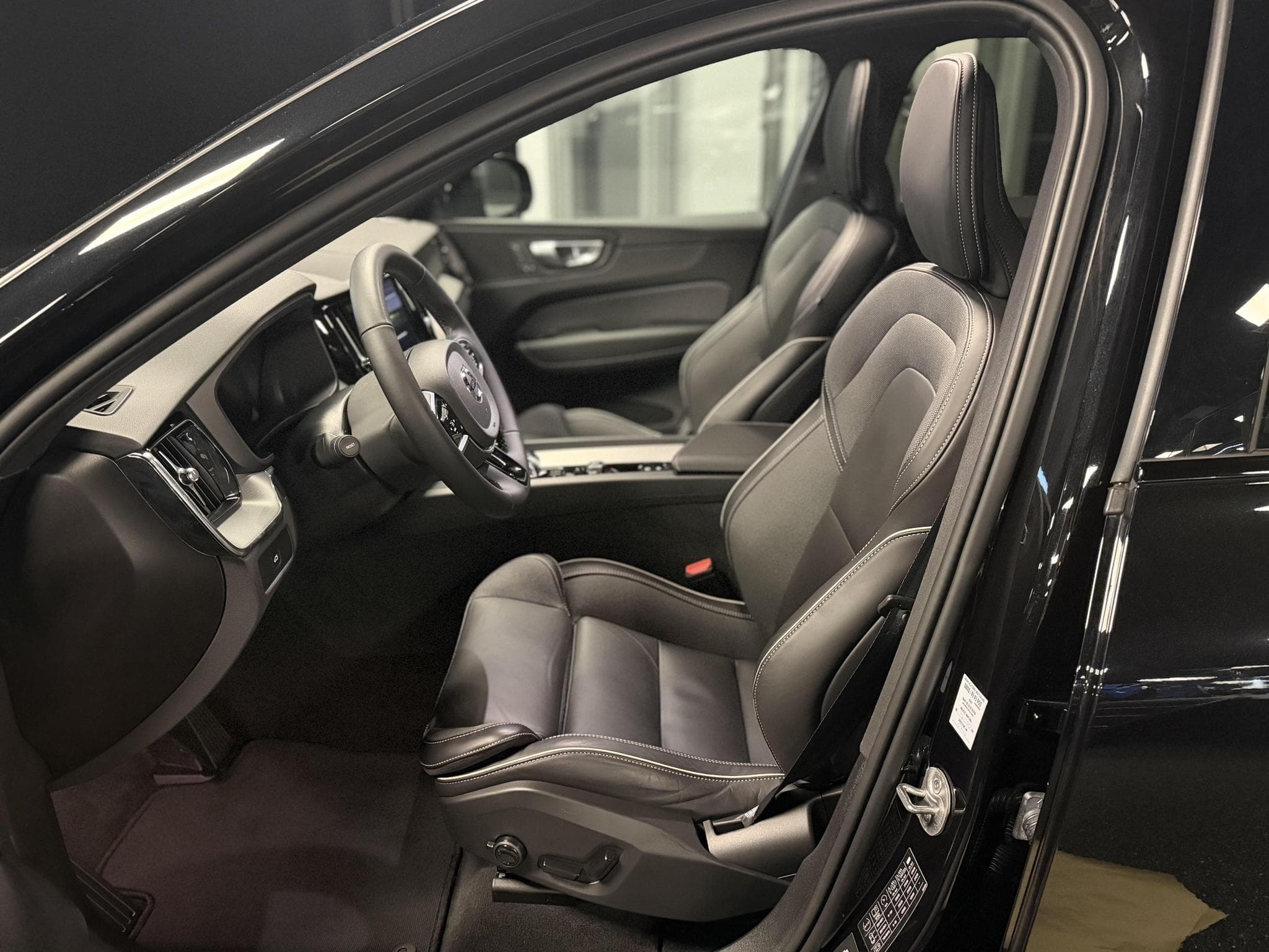 Volvo XC60 B5 AWD BLACK EDITION (2024) - Foto 9