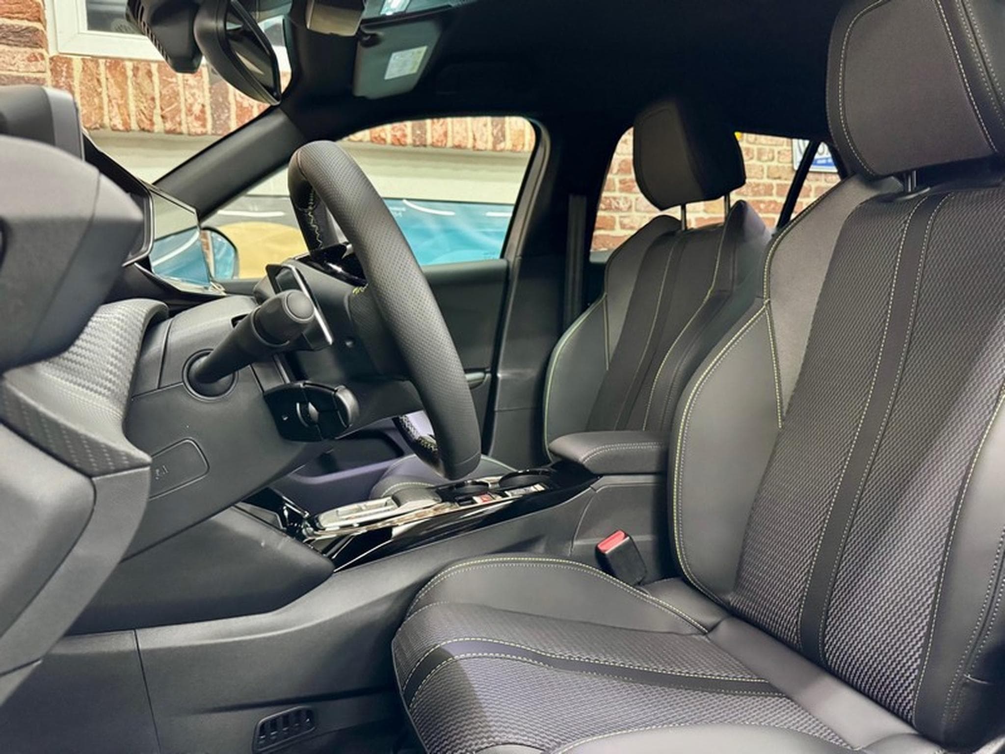 Peugeot 2008 2008 1.2 Hybrid 145cv Auto GT (Neuve) (2025) - Foto 5