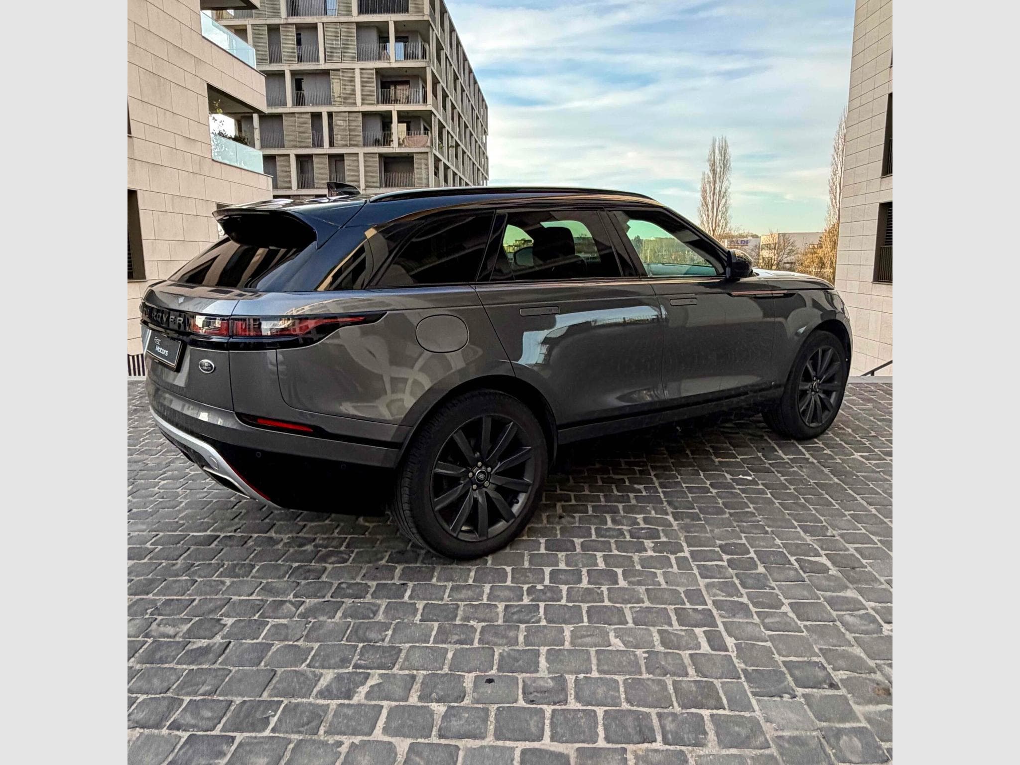 Land-Rover Range Rover Velar R-Dynamic SE*Panorama*Sièges massages*Services complets (2018) - Photo 9