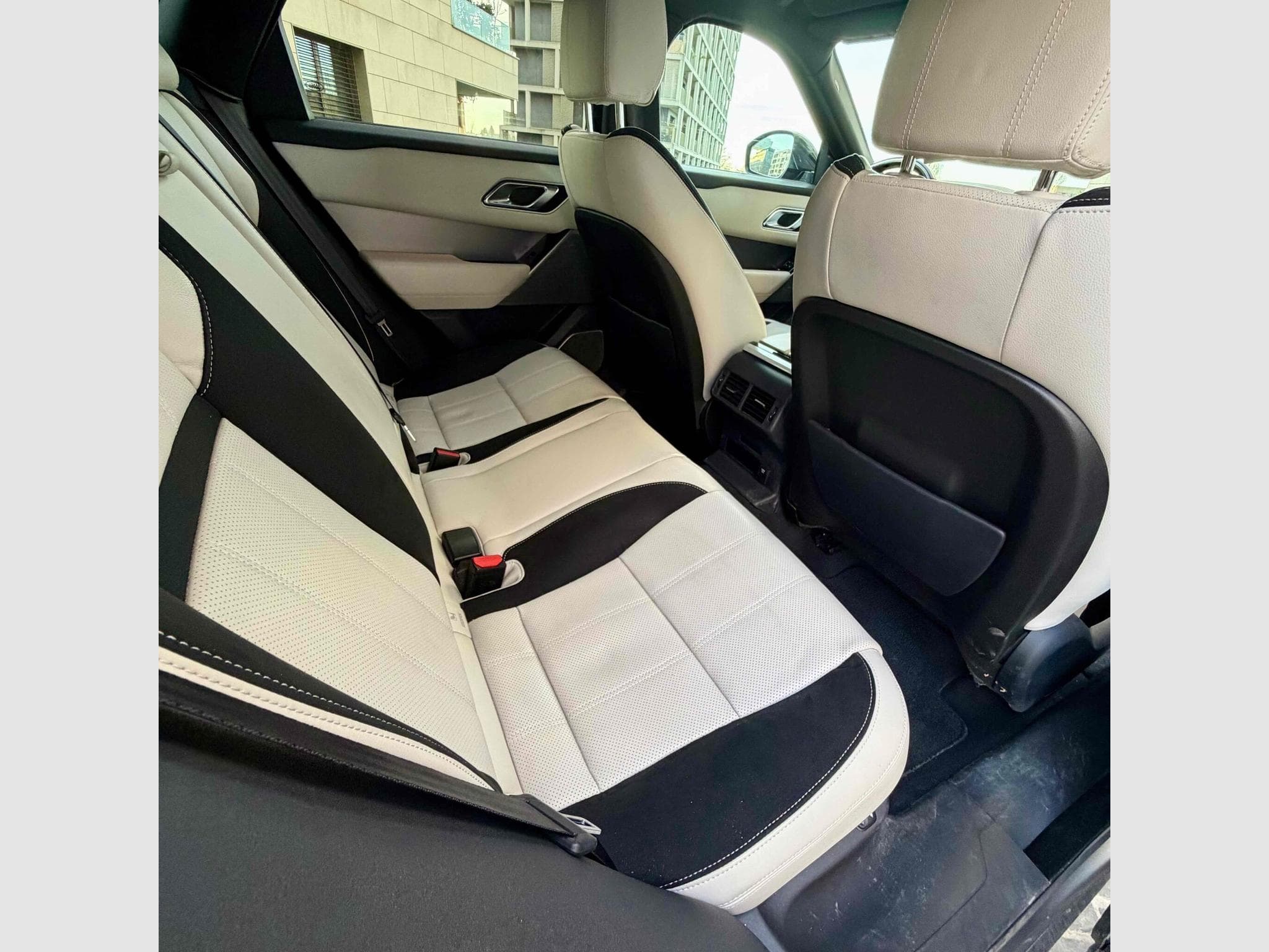 Land-Rover Range Rover Velar R-Dynamic SE*Panorama*Sièges massages*Services complets (2018) - Photo 14