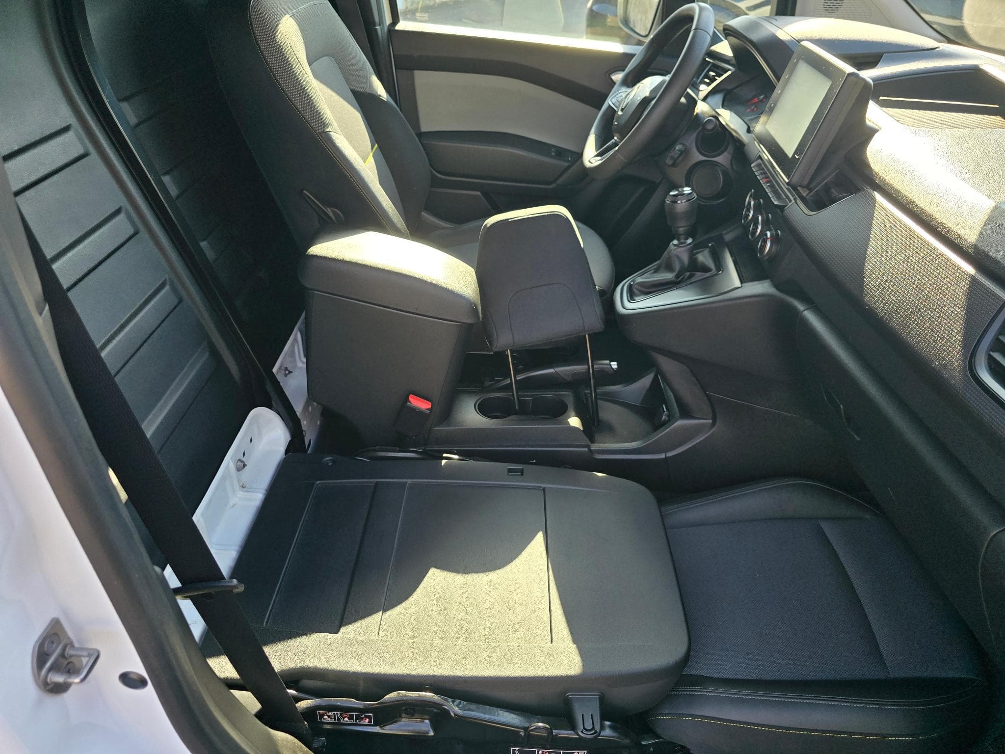 Renault Kangoo DCI 95 cv 16000 kms avec options 13590 HTVA (2024) - Photo 8