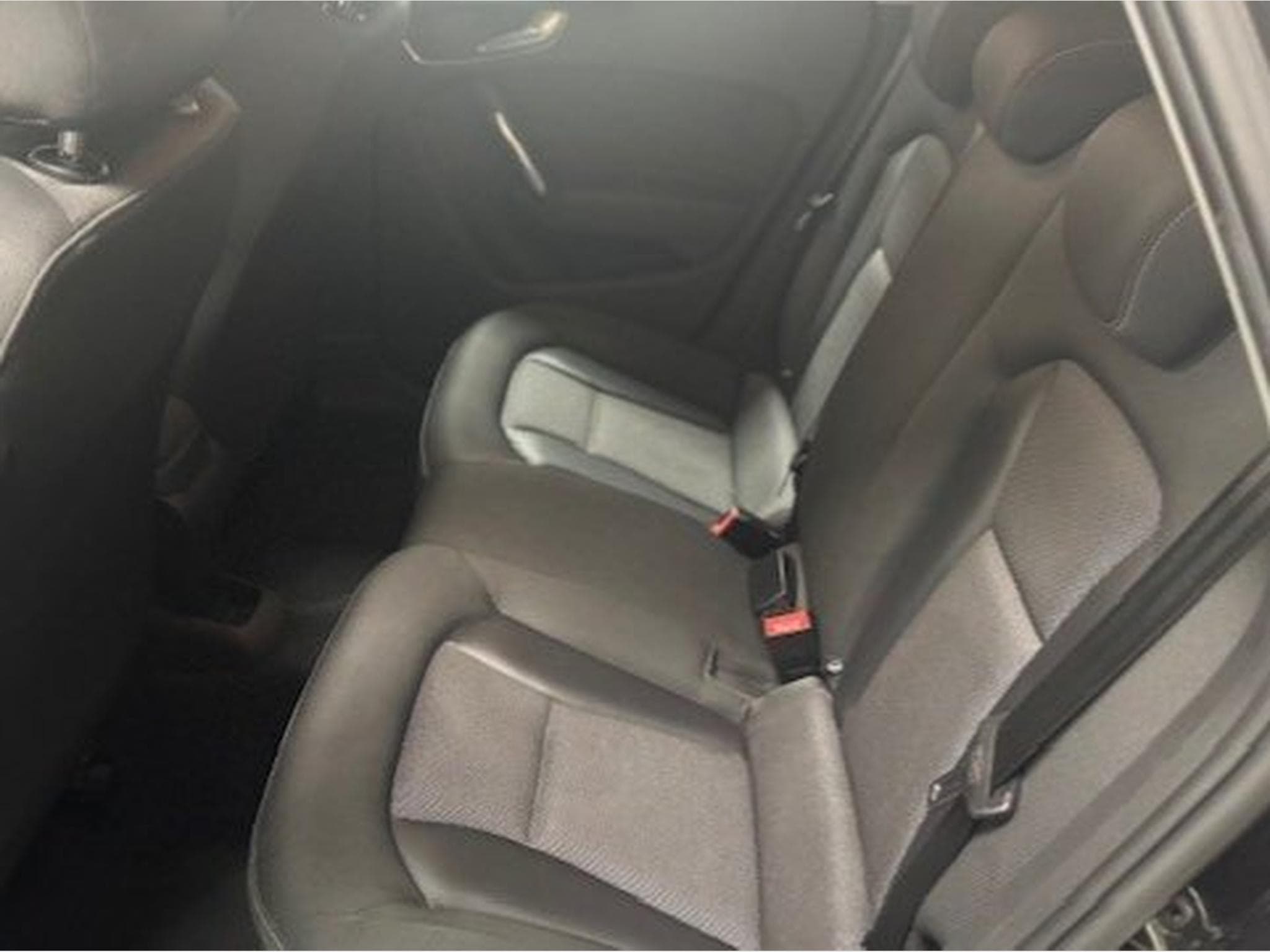 Audi A1 sportback 1,6 TDi 105 CV Ambition (2012) - Photo 2