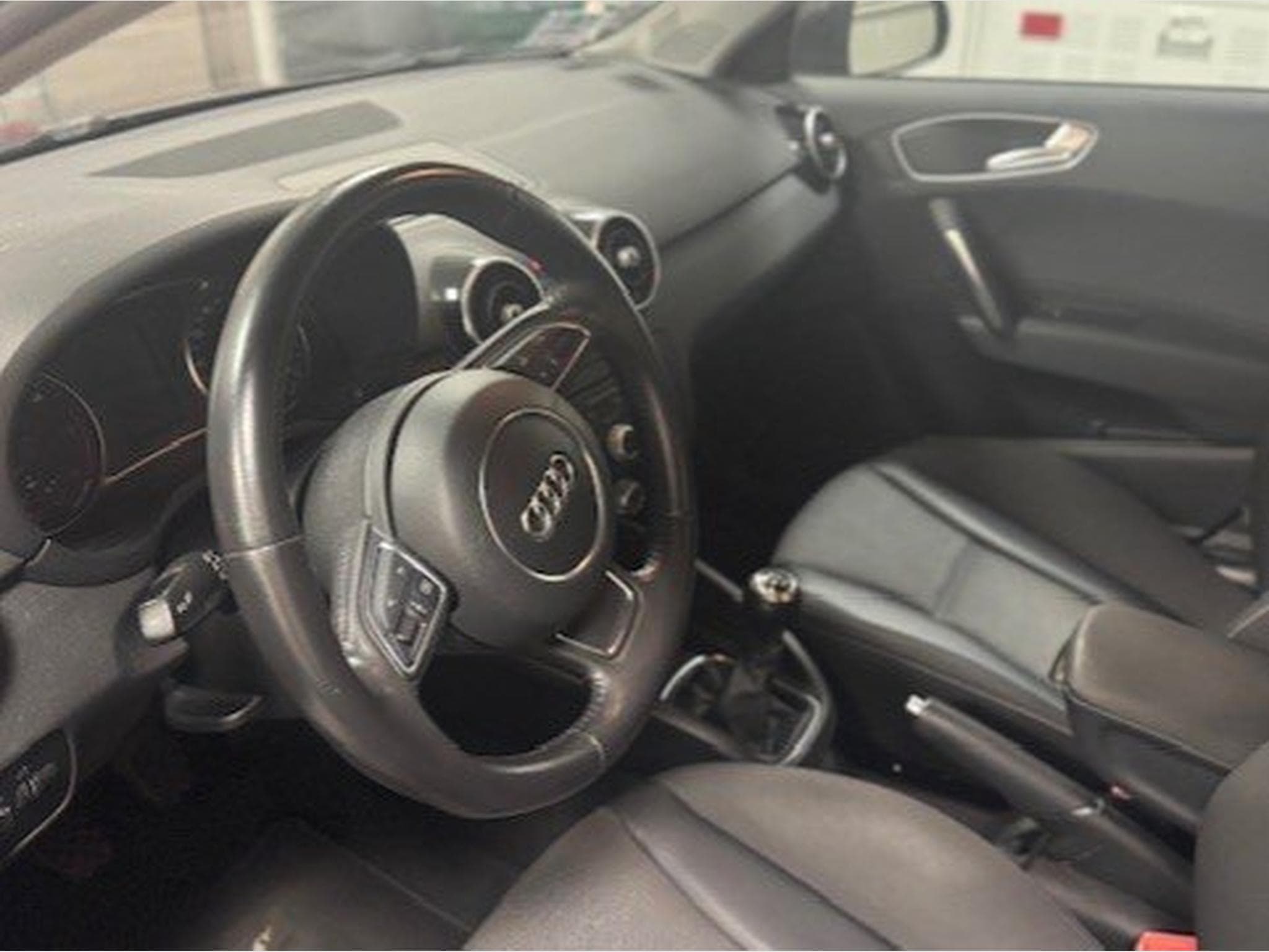 Audi A1 sportback 1,6 TDi 105 CV Ambition (2012) - Photo 3