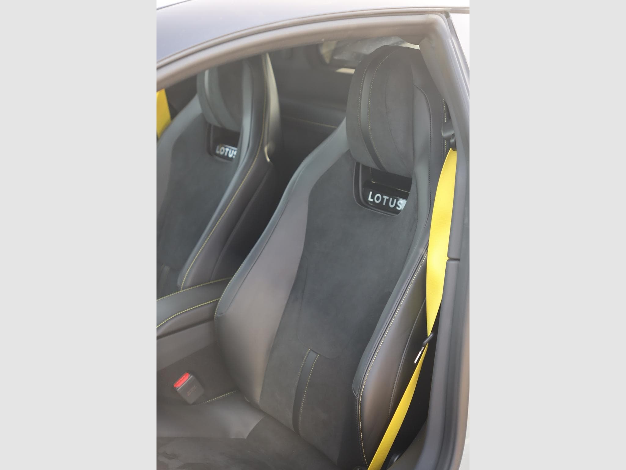 Lotus Emira Turbo SE - Racing Line (2026) - Photo 8