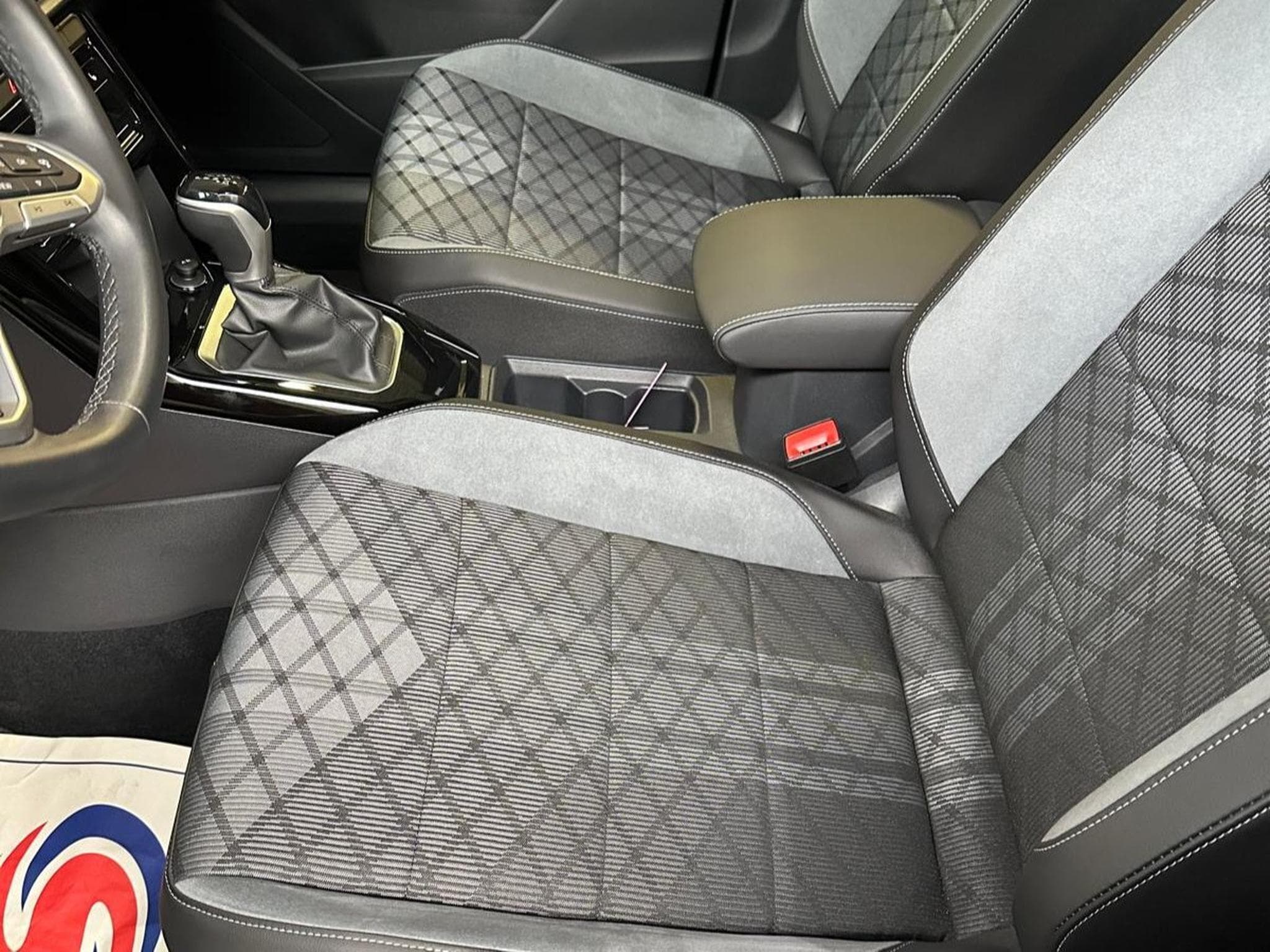 VW T-Roc R-Line 150CV DSG7 (2024) - Foto 3