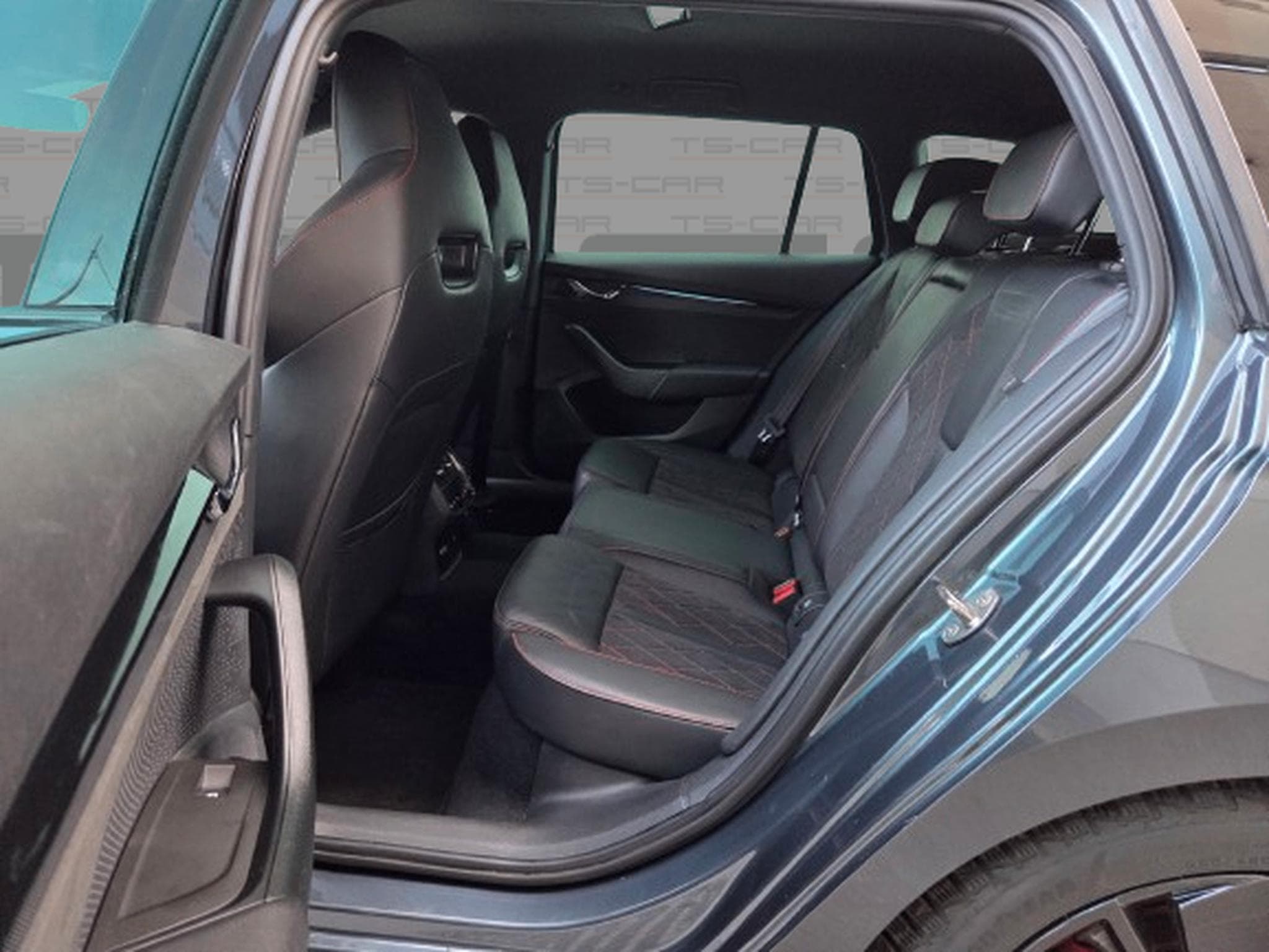 Skoda Octavia COMBI RS​ 2.0 TDI 200 cv 4X4 (2021) - Photo 8