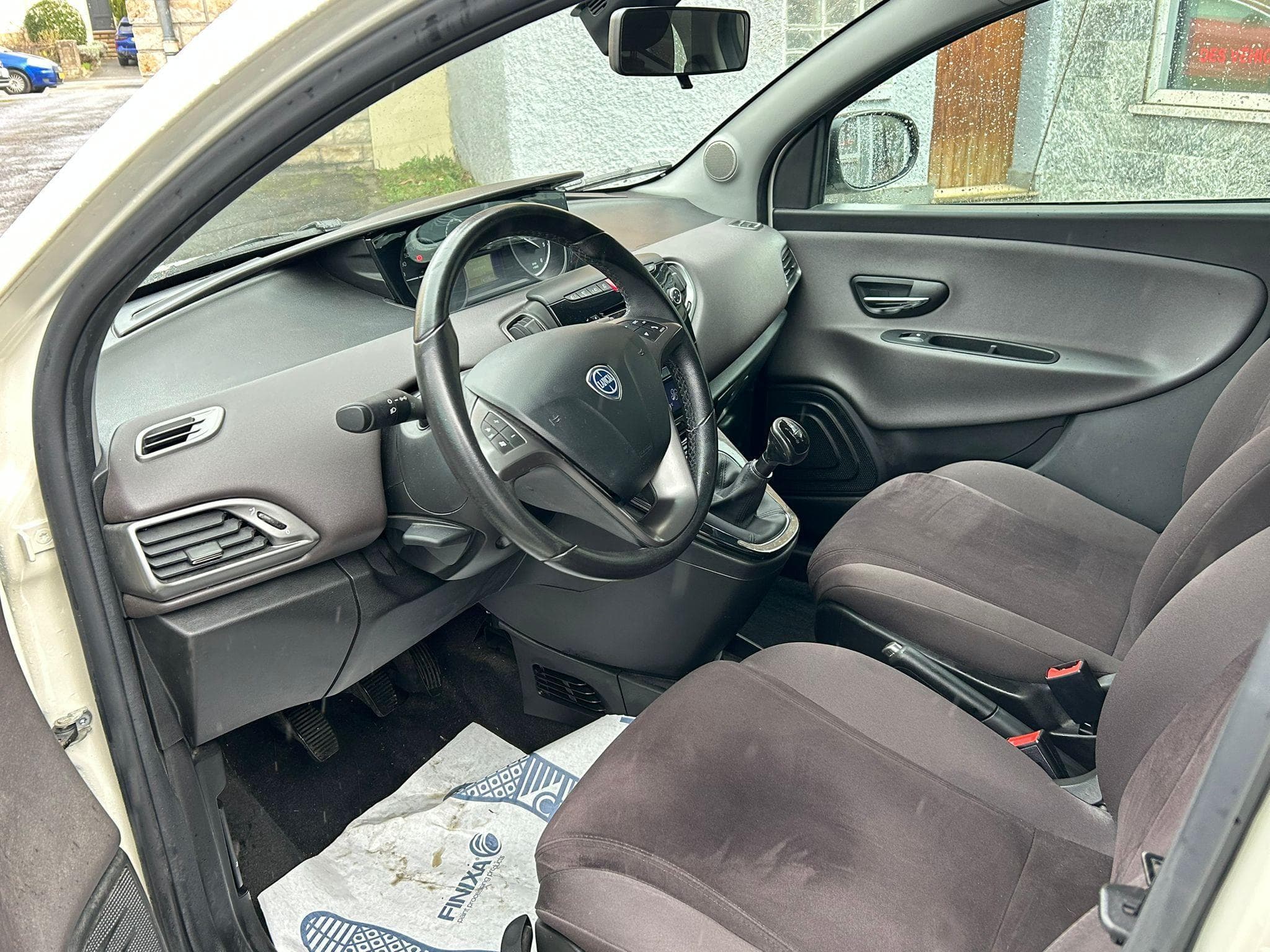 Lancia Ypsilon 1.3 JTD 95CV 5 PORTES 1 MAIN 74.000KM (2011) - Photo 10