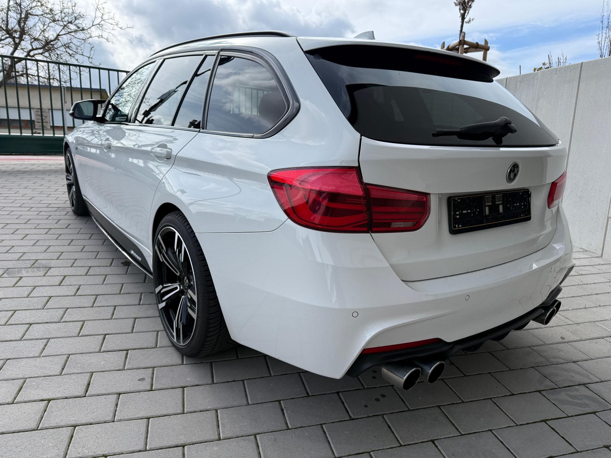 BMW 320 TOURING 2.0 DIESEL M-SPORT & PERFORMANCE 190 PS (2016) - Photo 2
