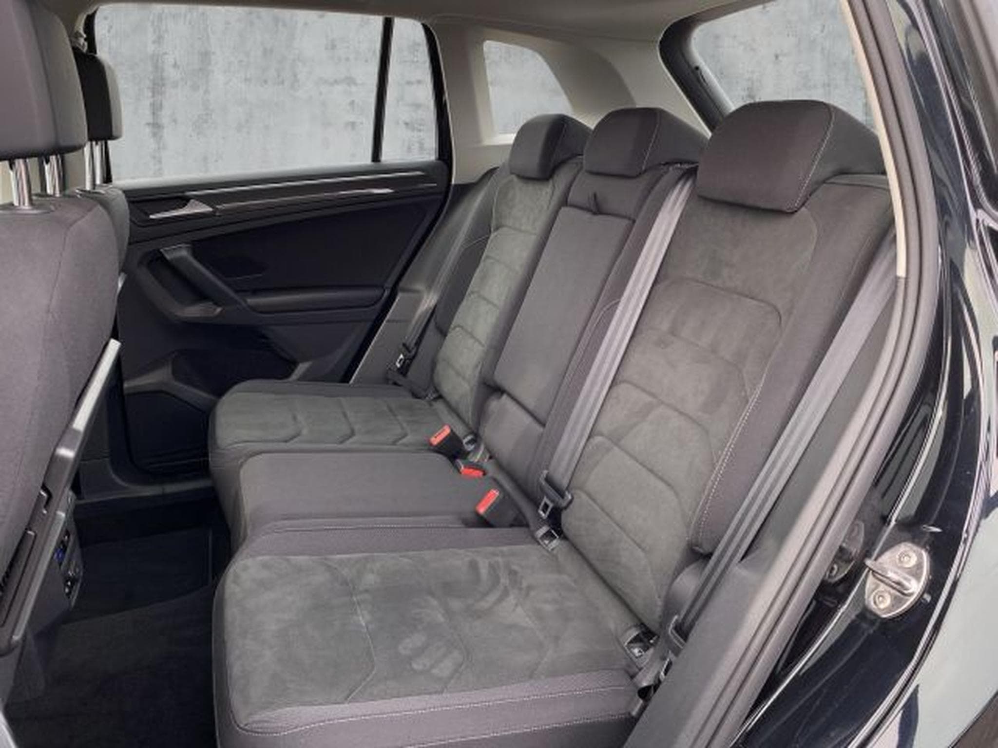 VW Tiguan Tiguan 2.0 TDI DSG Highl. R-Line 4M NAVI AHK 360 (2020) - Photo 12