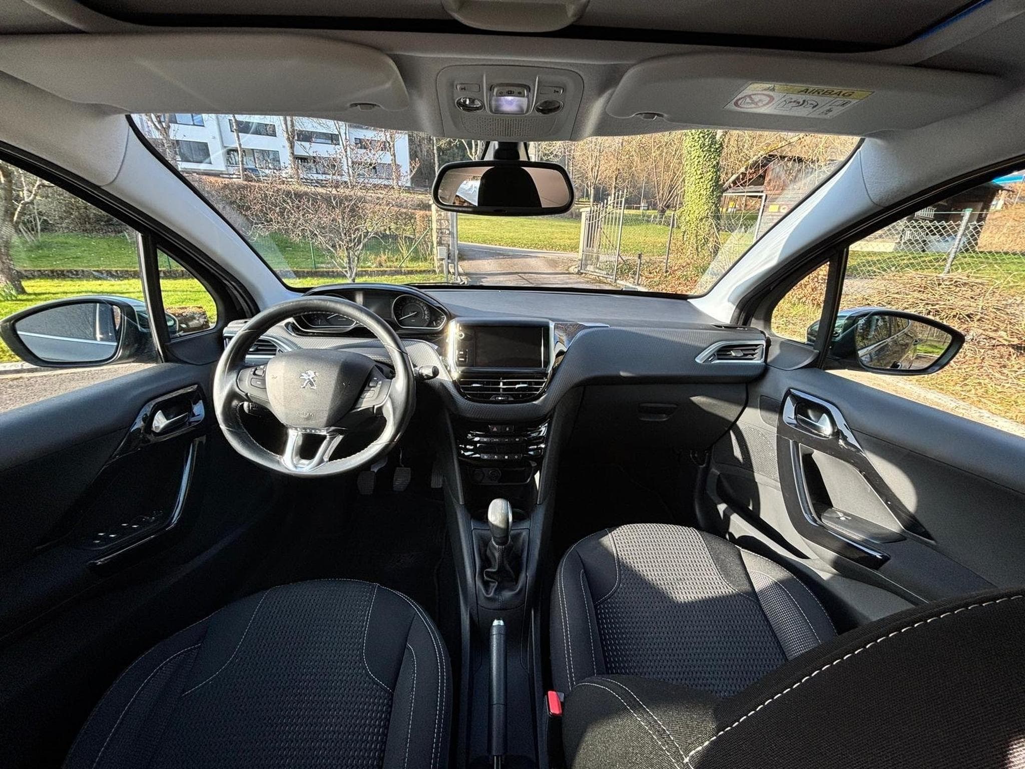 Peugeot 208 PureTech (2017) - Photo 5