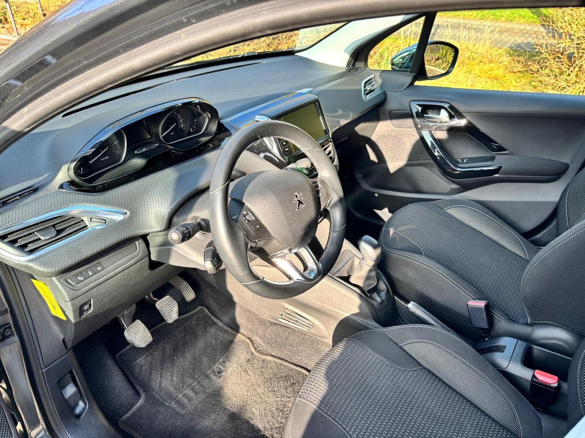 Peugeot 208 PureTech (2017) - Photo 6
